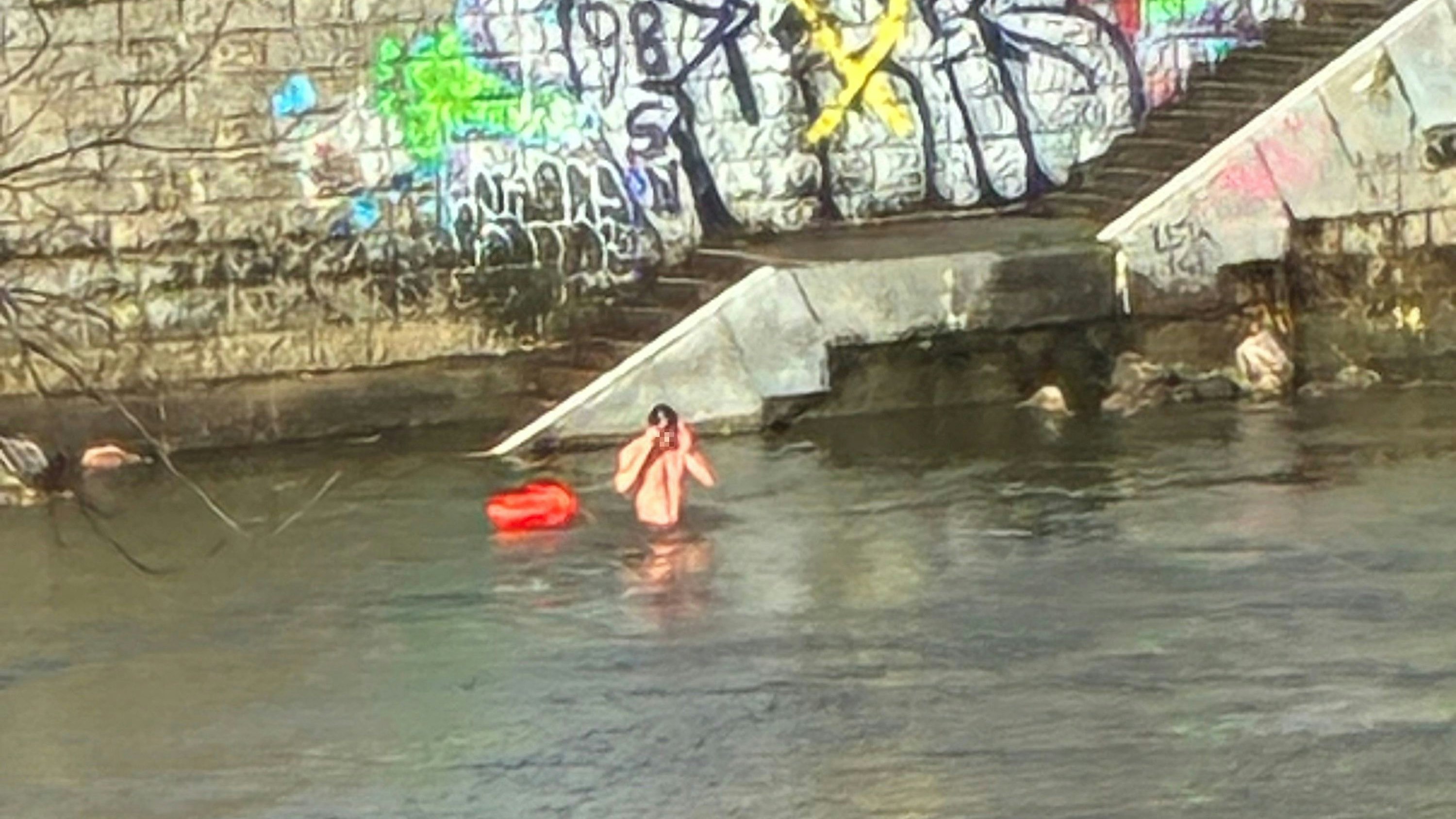 12 Grad und Sonnenschein: Ein Wiener nutzte die Gelegenheit und sprang direkt in den Donaukanal.