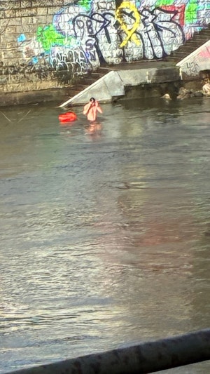 Frühlingsgefühle in Wien: Ein mutiger Wiener springt bei 12 Grad und Sonnenschein oben ohne in den Donaukanal. Schwimmen ist hier erlaubt.