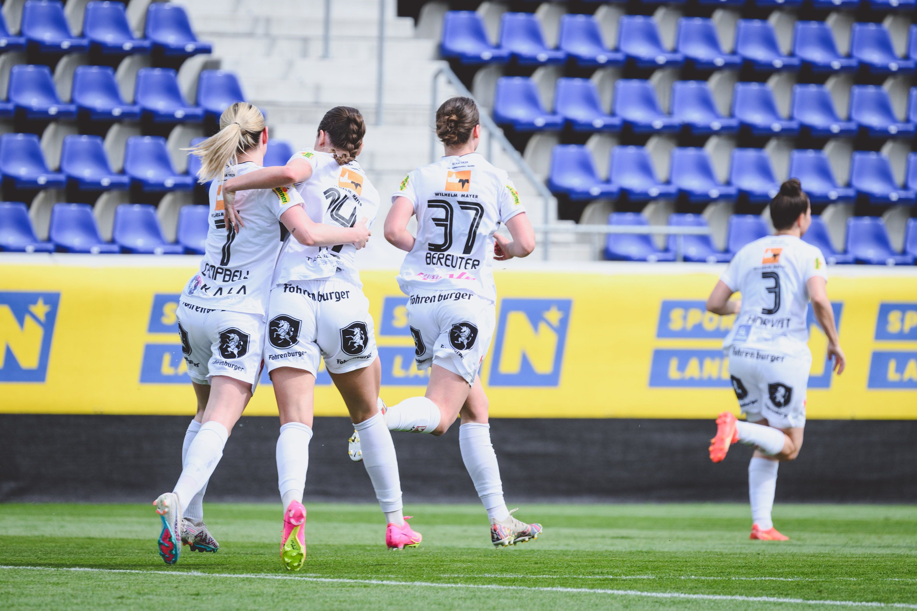 Die Damen-Mannschaft des SCR Altach steht nach schweren Vorwürfen gegen einen Ex-Funktionär im Fokus.