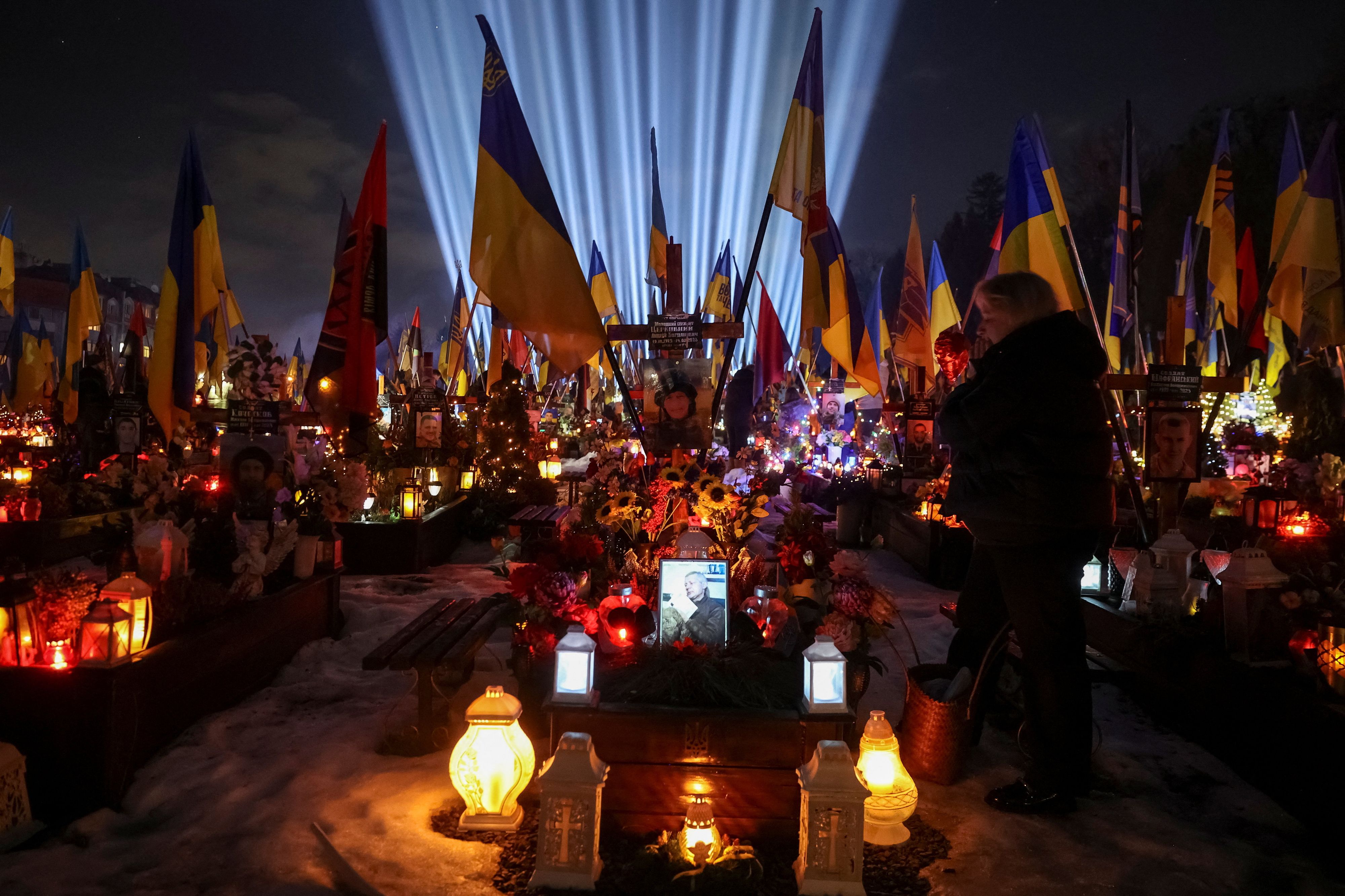 Ziel war es eigentlich, das Paket rechtzeitig zum vierten Jahrestag des russischen Angriffs auf die Ukraine am Dienstag zu beschließen. 