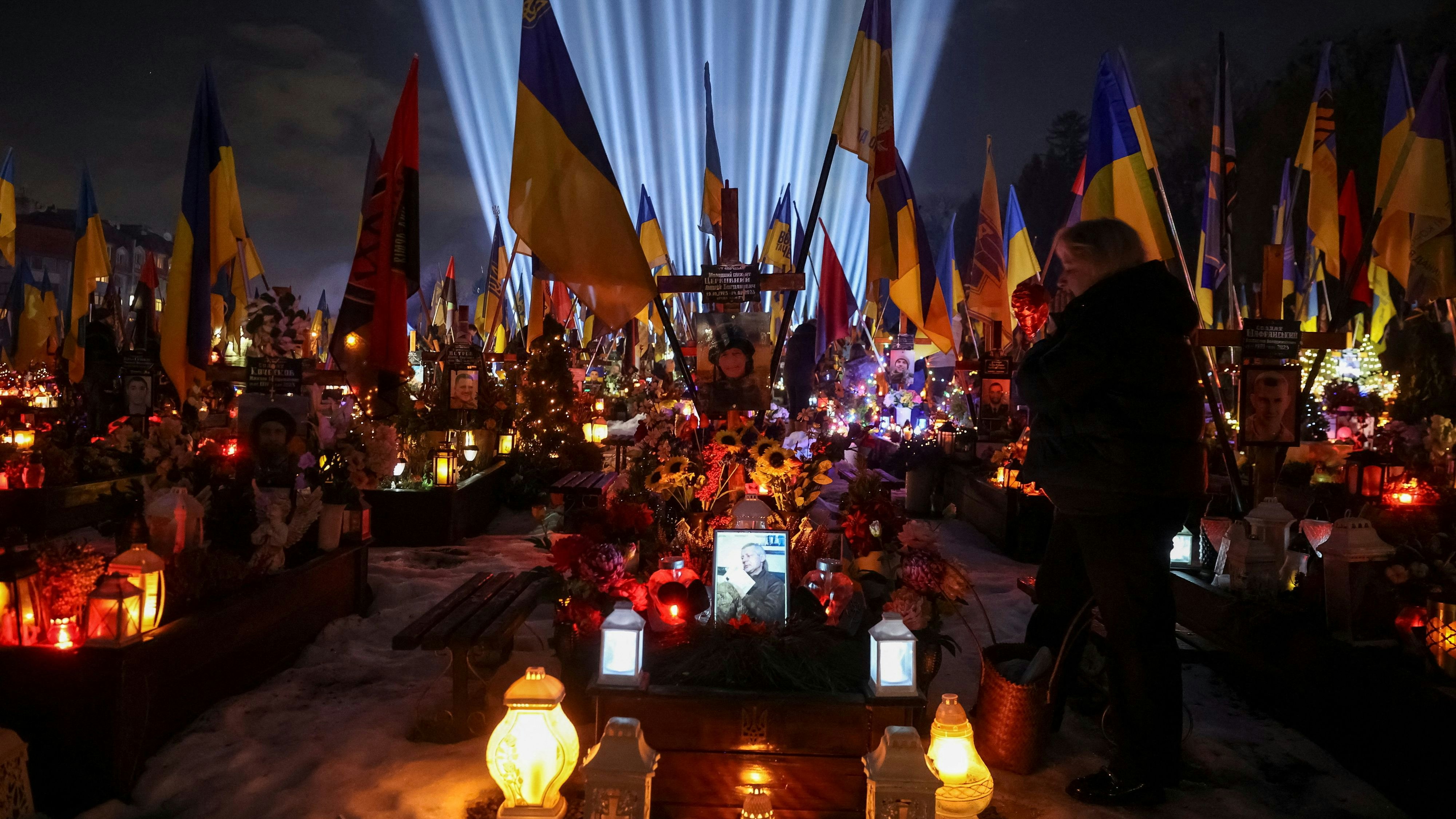 Ziel war es eigentlich, das Paket rechtzeitig zum vierten Jahrestag des russischen Angriffs auf die Ukraine am Dienstag zu beschließen. 