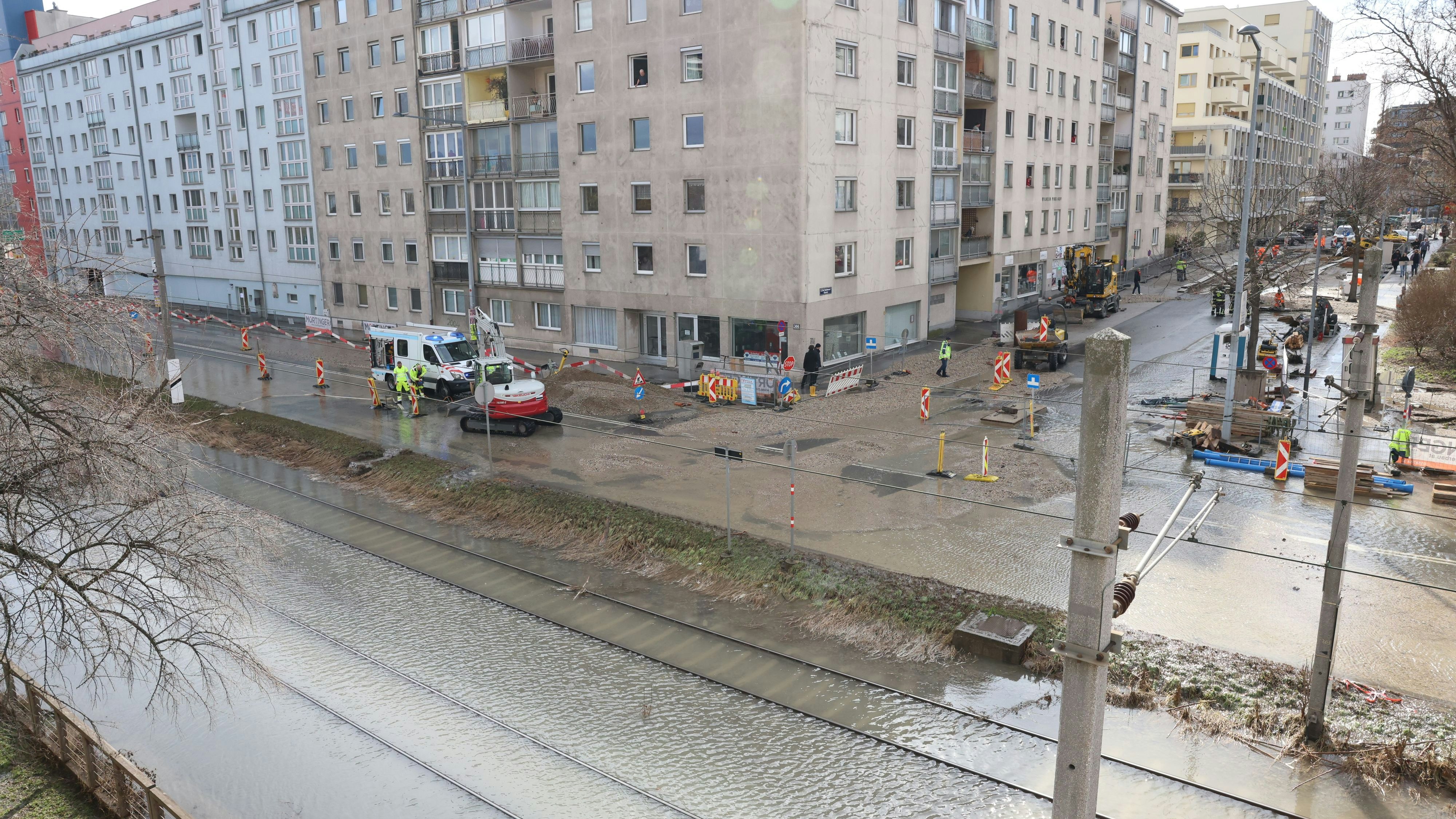 Land unter am Handelskai nach Wasserrohrbruch