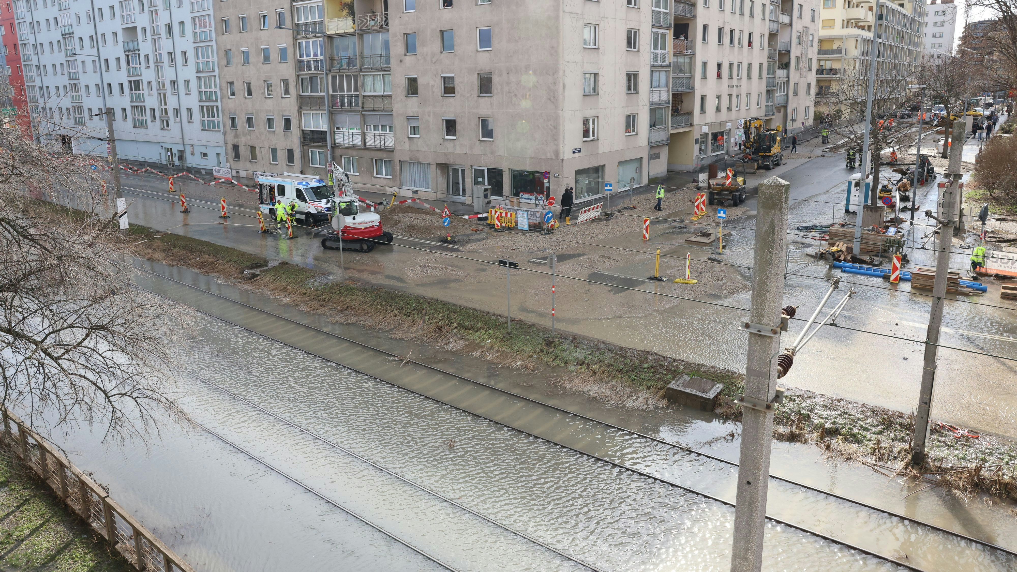 Land unter am Handelskai nach Wasserrohrbruch