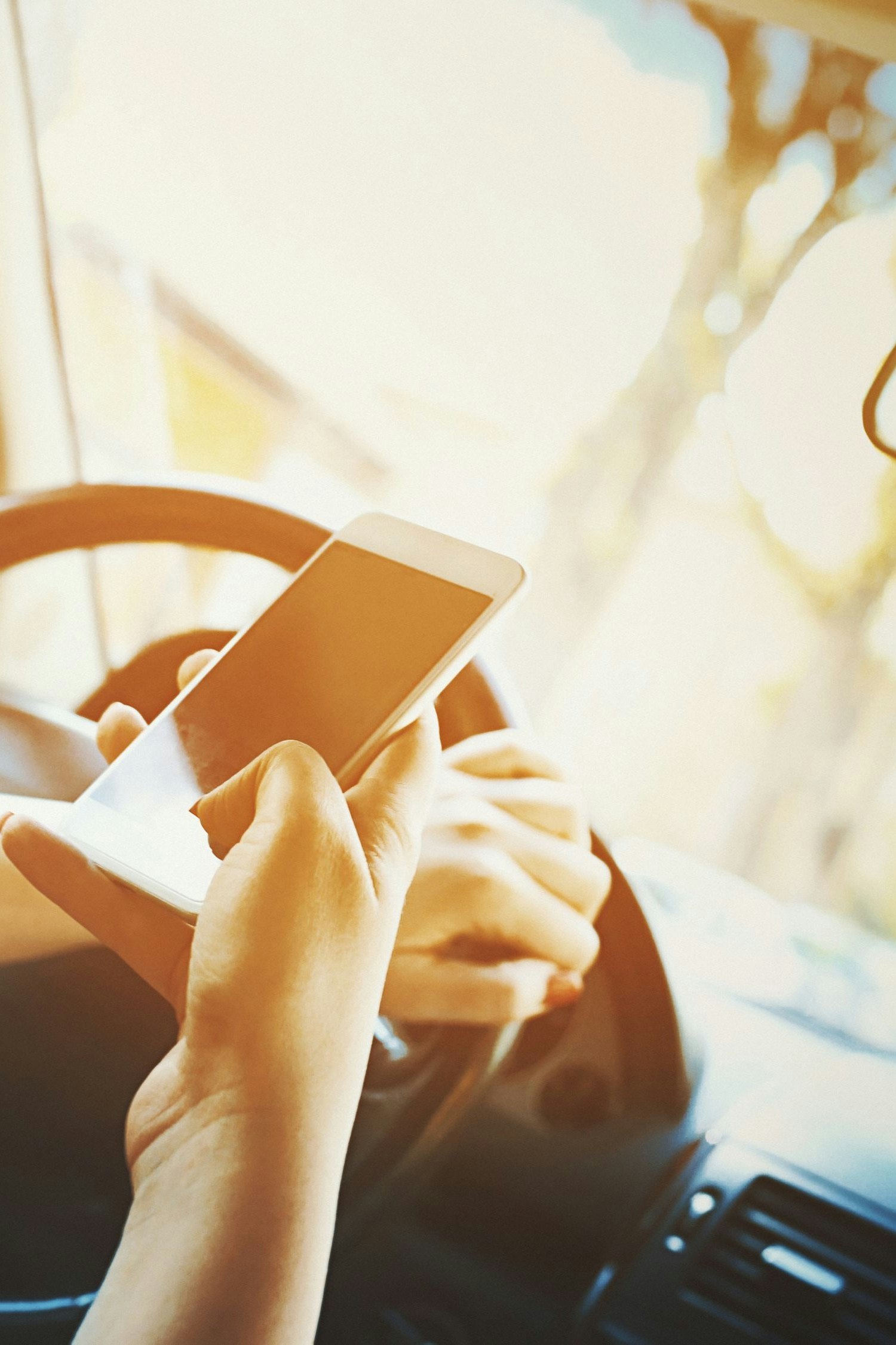 Eine Hand am Steuer, die zweite am Handy-Display? Nicht nur verboten, sondern auch sehr gefährlich! Ein neues Überwachungssystem soll das jetzt ändern