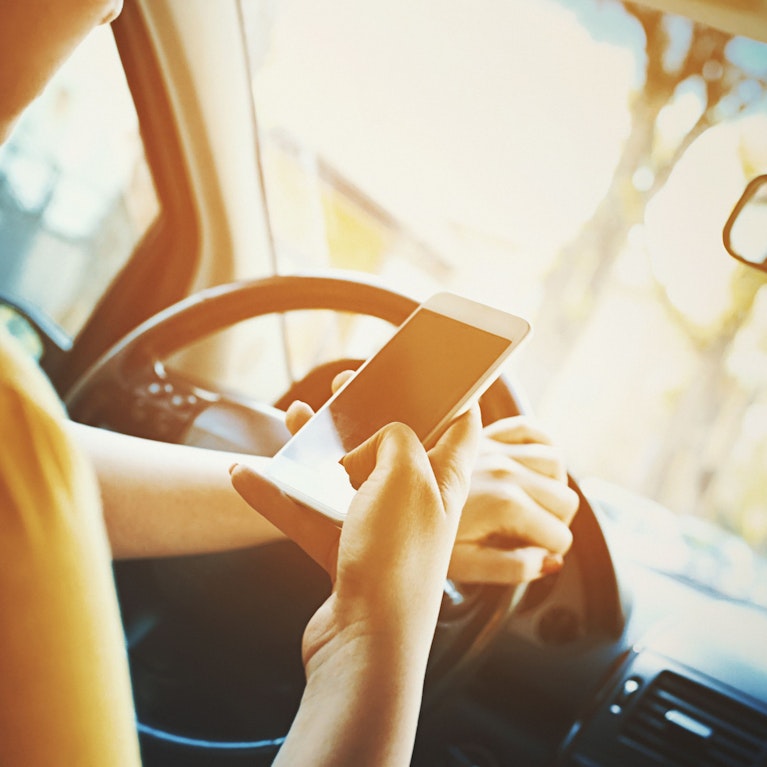 "Handy-Blitzer" sind hochauflösende Kameras, die mit KI-Unterstützung überprüfen, ob wir beim Autofahren heimlich aufs Handy schauen. In Holland und Deutschland sind die Systeme bereits im Einsatz, bei uns fehlt dafür nur eine Gesetzesänderung.