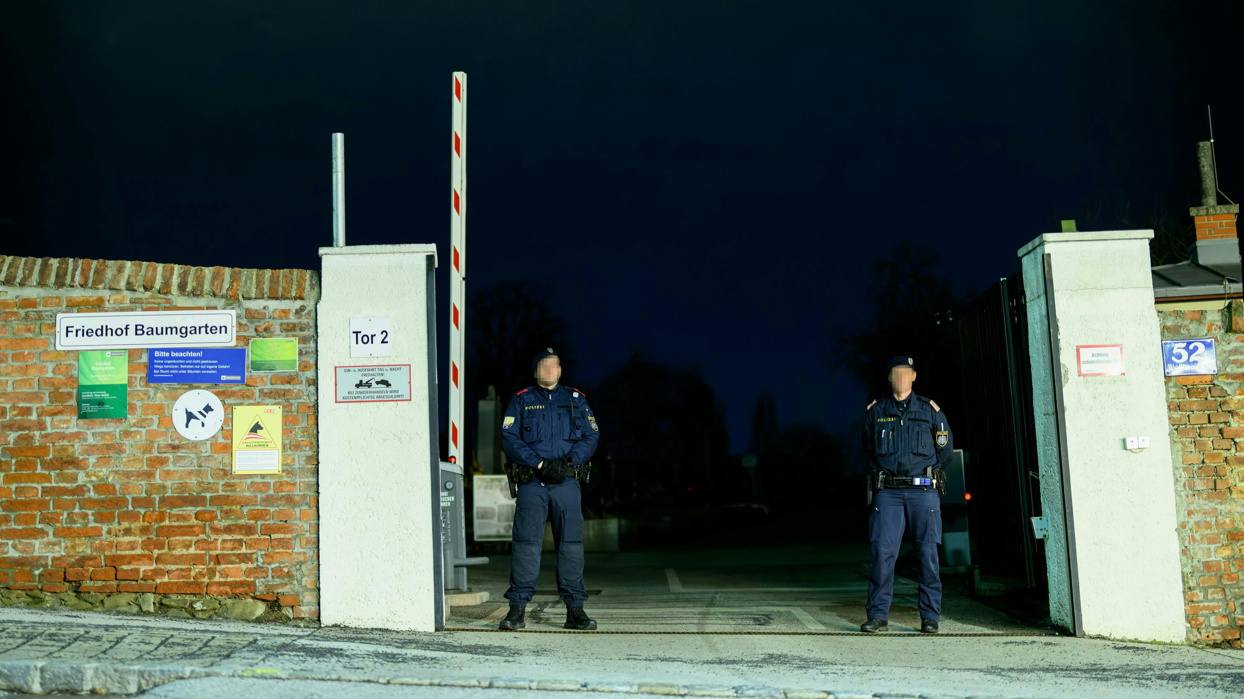 Polizisten sicherten den Tatort. 