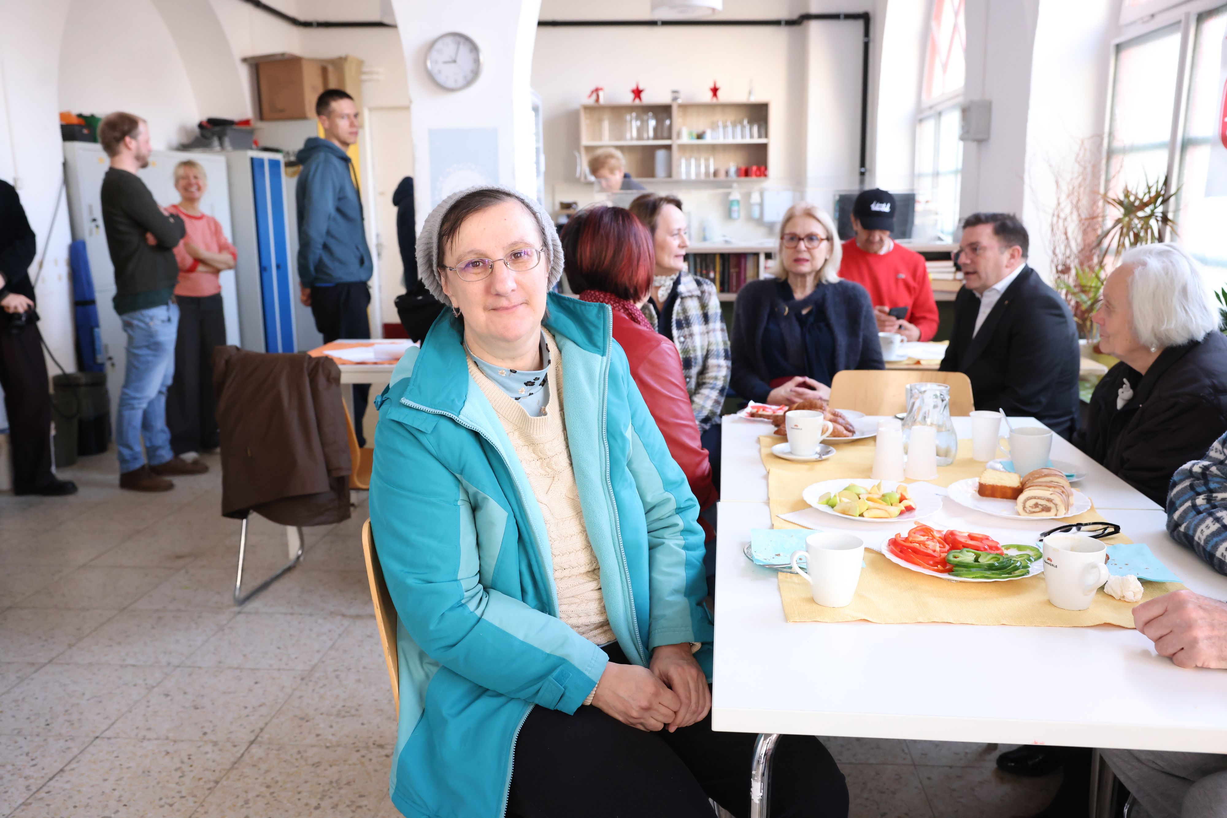 Helga in der neuen Plauderecke des Sozialmarktes des Samariterbundes Wien.