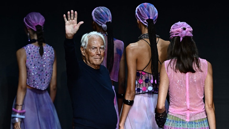 Er vererbte eine Superjacht, Elefanten-Stoßzähne und ein Modelabel, das bis zu 8 Milliarden Dollar wert ist. In seinem Testament machte Giorgio Armani aber klare Vorgaben, was mit dem Unternehmen passieren soll. Das sorgt unter den Erben nun für Turbulenzen.