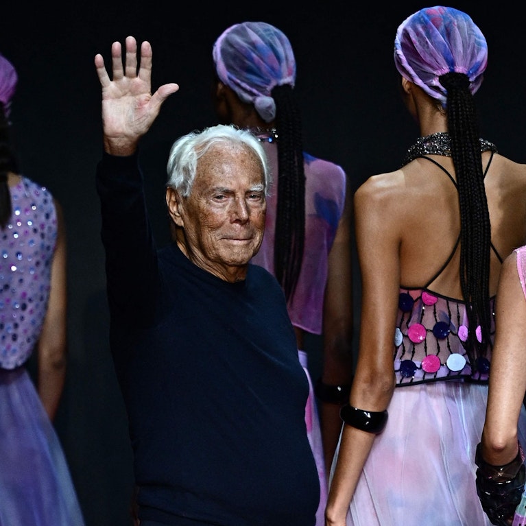 Er vererbte eine Superjacht, Elefanten-Stoßzähne und ein Modelabel, das bis zu 8 Milliarden Dollar wert ist. In seinem Testament machte Giorgio Armani aber klare Vorgaben, was mit dem Unternehmen passieren soll. Das sorgt unter den Erben nun für Turbulenzen.
