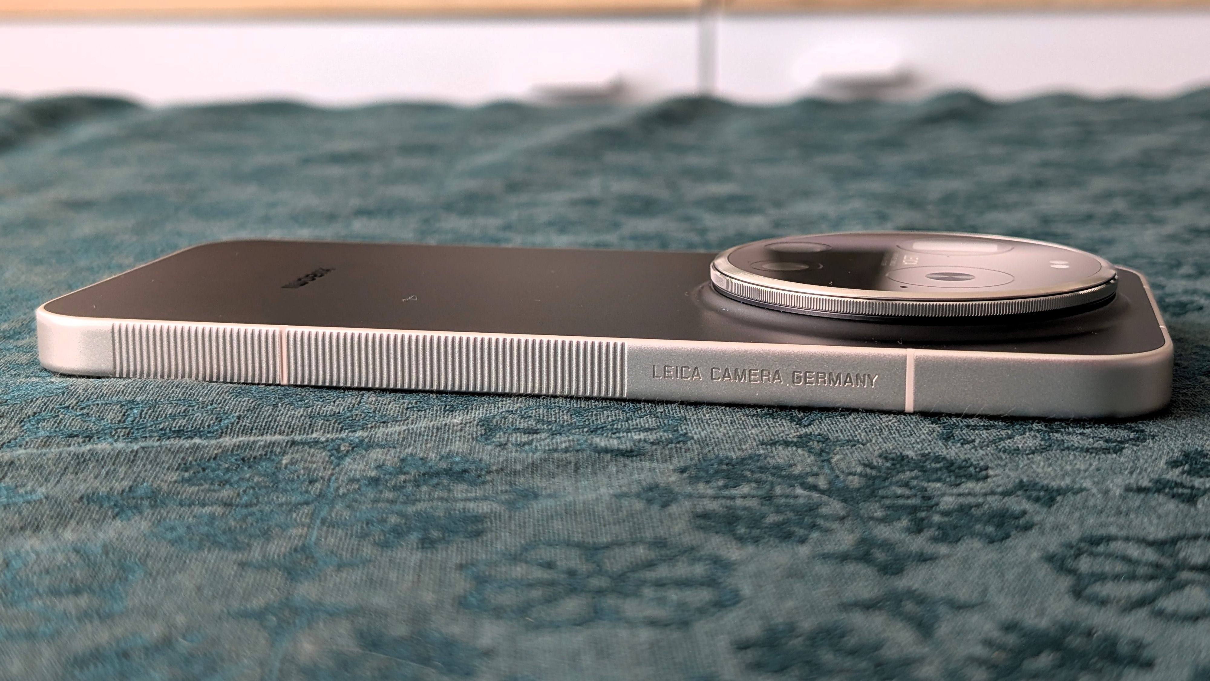 Selbst kleine Details wie die Rändelung am Rahmen erinnern an klassische Kameraelemente und betonen den Leica-inspirierten Charakter des Smartphones.