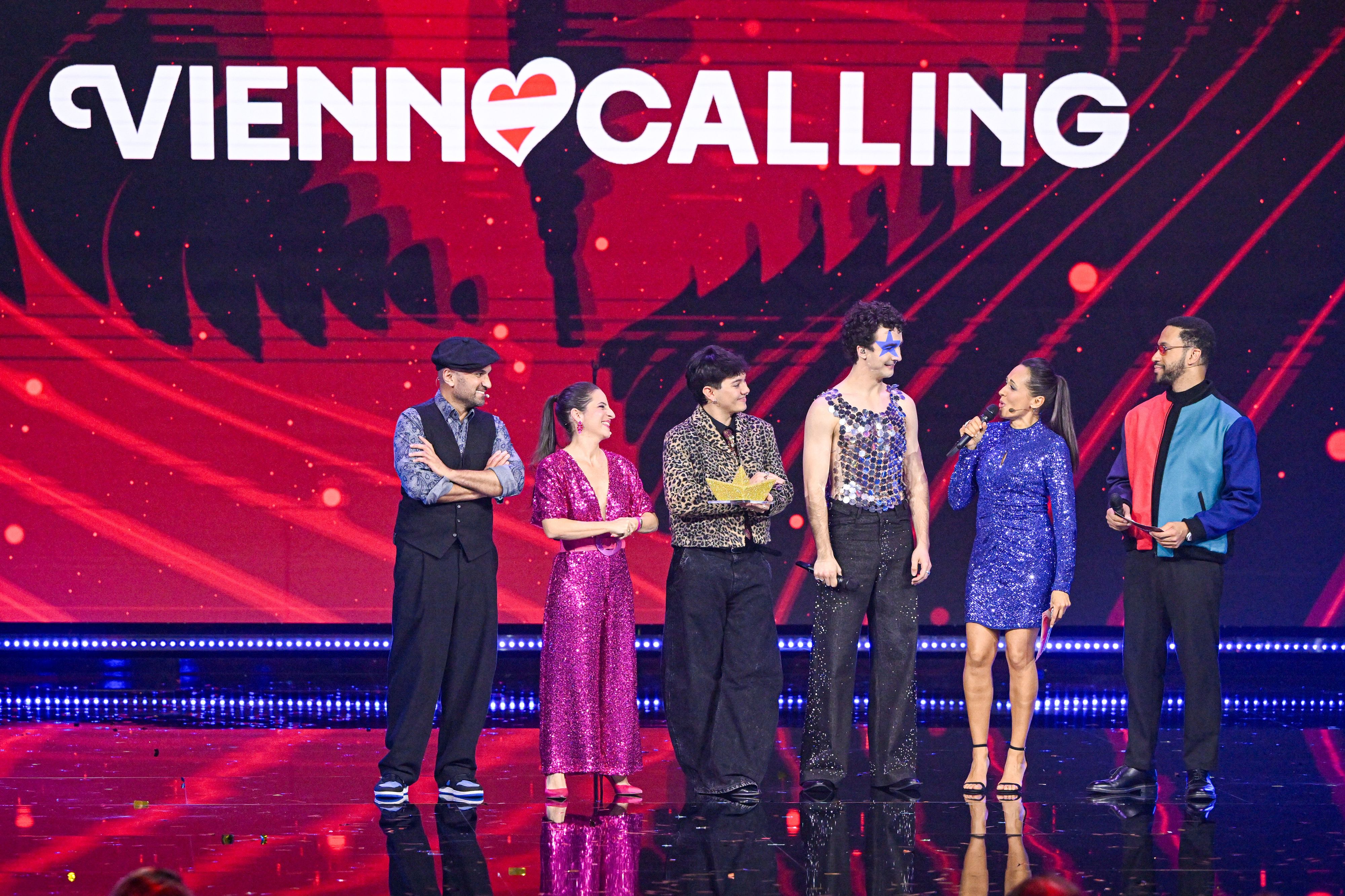 Caroline Athanasiadis (im Bild: zweite von links) ist nach heftiger Kritik an ESC-Vorentscheid-Gewinner Cosmó richtig sauer.