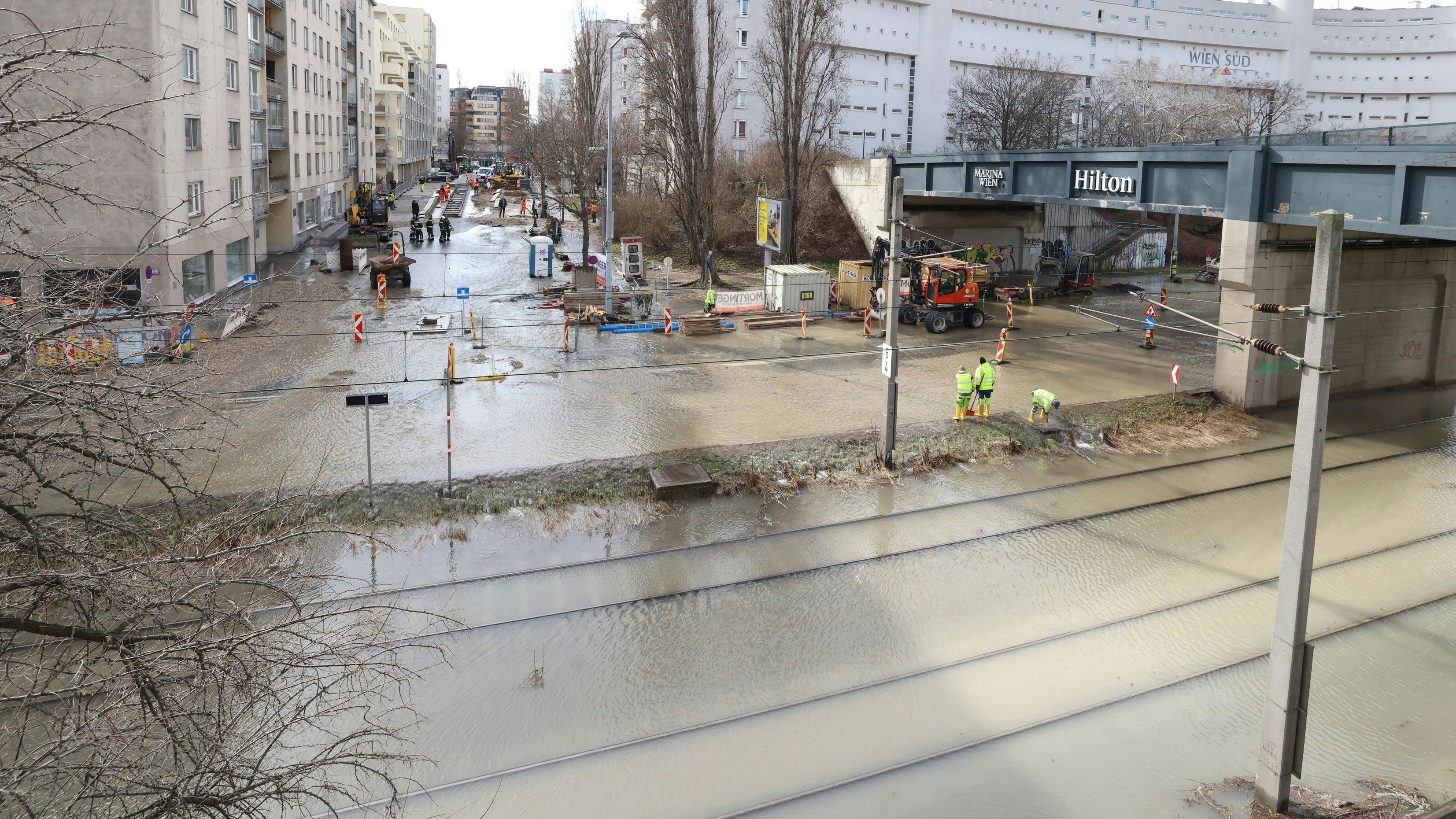 Heute.at - Handelskai nach Rohrbruch völlig unter Wasser