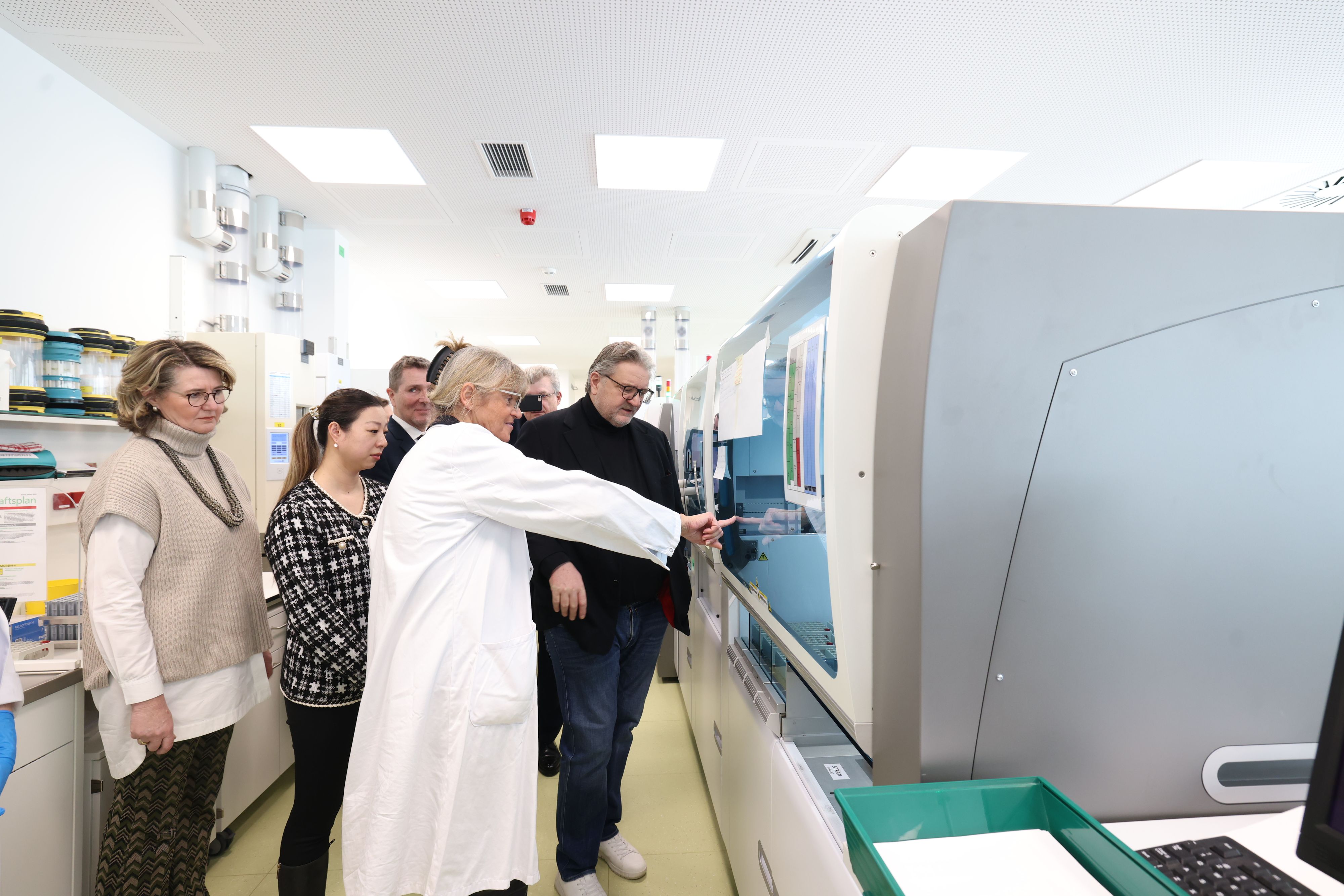 Gesundheitsstadtrat Peter Hacker (SPÖ) nahm die 45 Meter lange Laborstraße in der Klinik Favoriten in Augenschein.