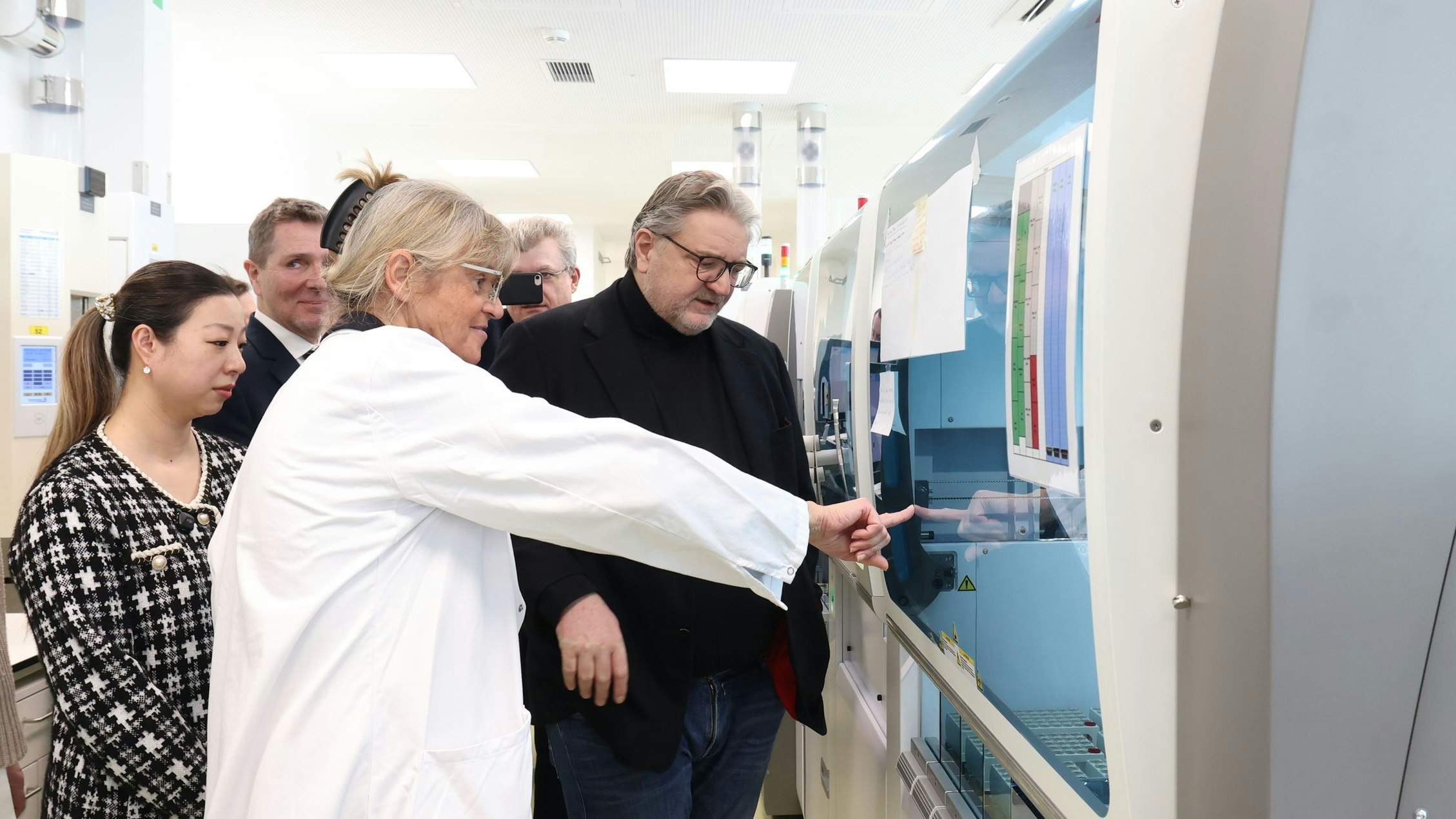 Gesundheitsstadtrat Peter Hacker (SPÖ) nahm die 45 Meter lange Laborstraße in der Klinik Favoriten in Augenschein.