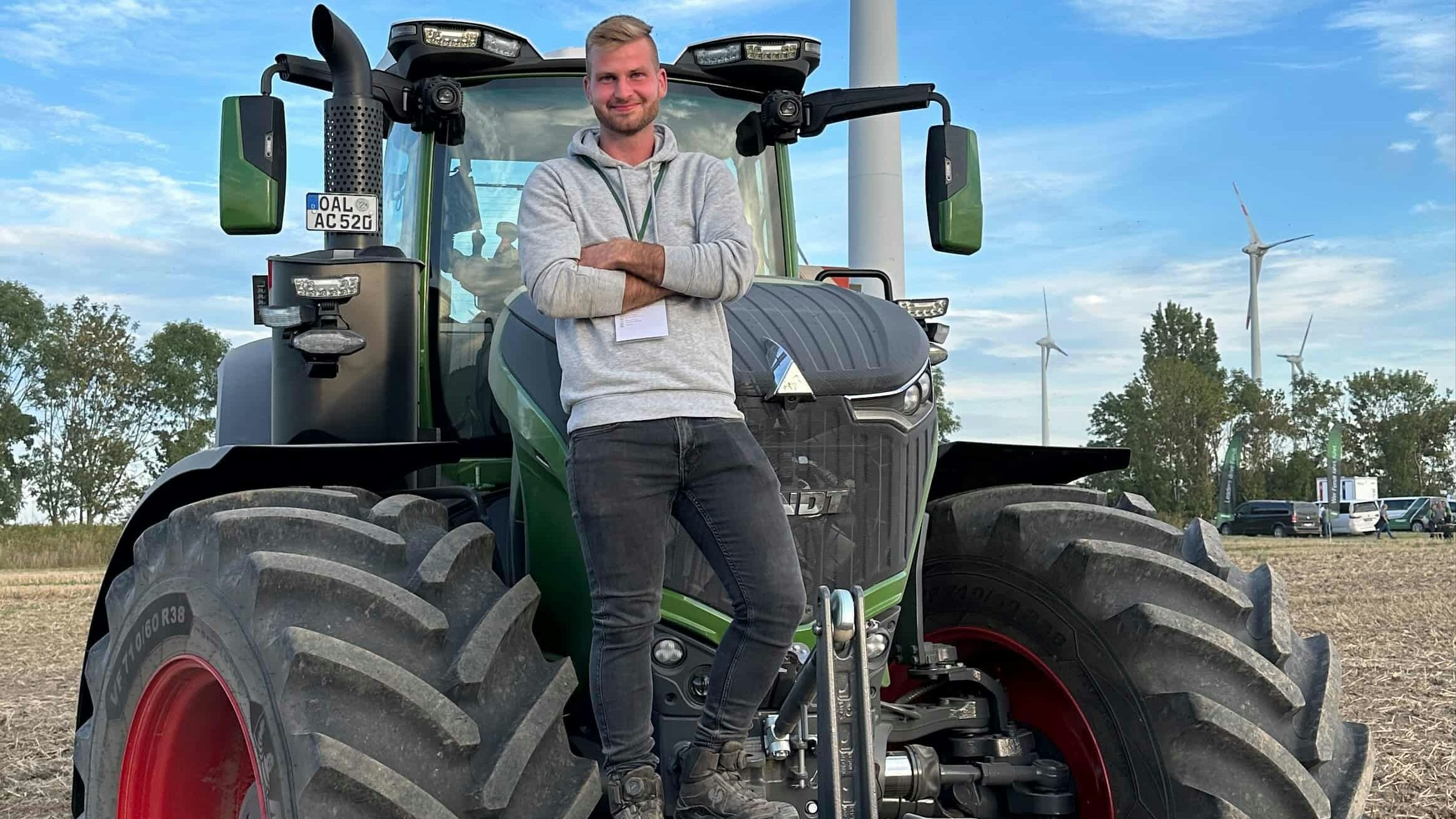 Traktor-Influencer Gabriel Spettel auf seinem Fendt 942 Vario Traktor.