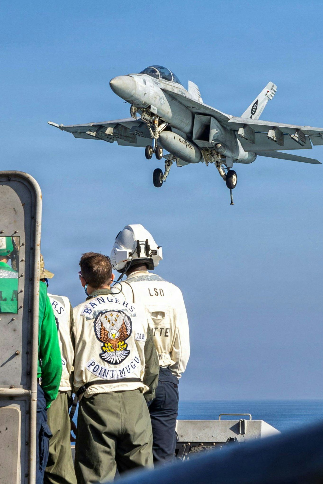 Eine F/A-18F Super Hornet bereitet sich im Arabischen Meer auf eine Fanglandung auf dem Flugdeck des Flugzeugträgers USS Abraham Lincoln vor