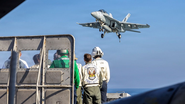 Schlägt Trump los? Und wenn ja, wann? Die USA haben die größte Militärpräsenz im Nahen Osten seit über zwei Jahrzehnten aufgebaut, mehr als ein Drittel aller Marineschiffe befindet sich in der Region. Diese Optionen hat er US-Präsident jetzt.