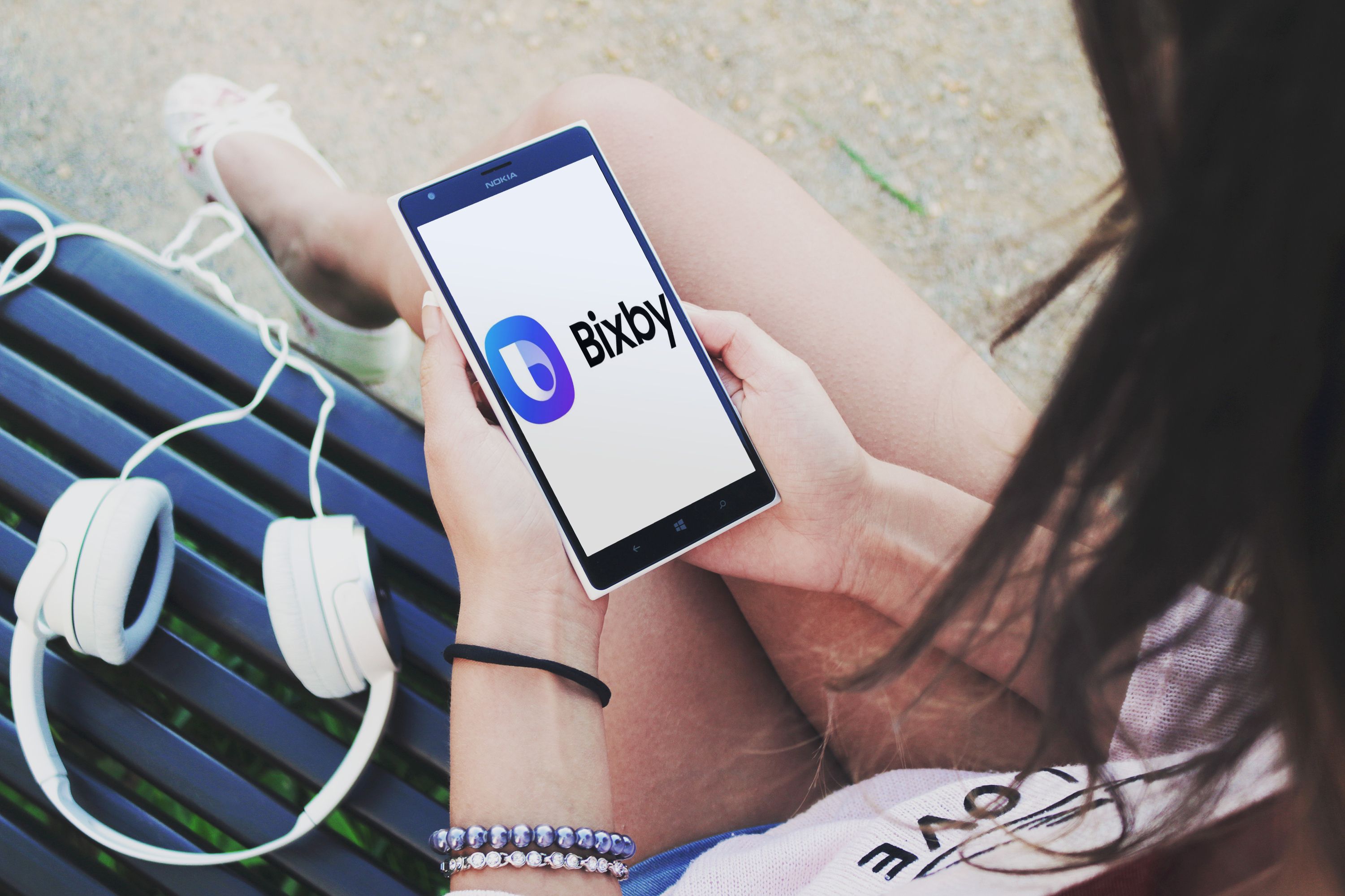 Bixby ist auf vielen Galaxy-Smartphones, Tablets, Smartwatches und Fernsehern vorinstalliert und dient als digitaler Assistent für alltägliche Aufgaben.