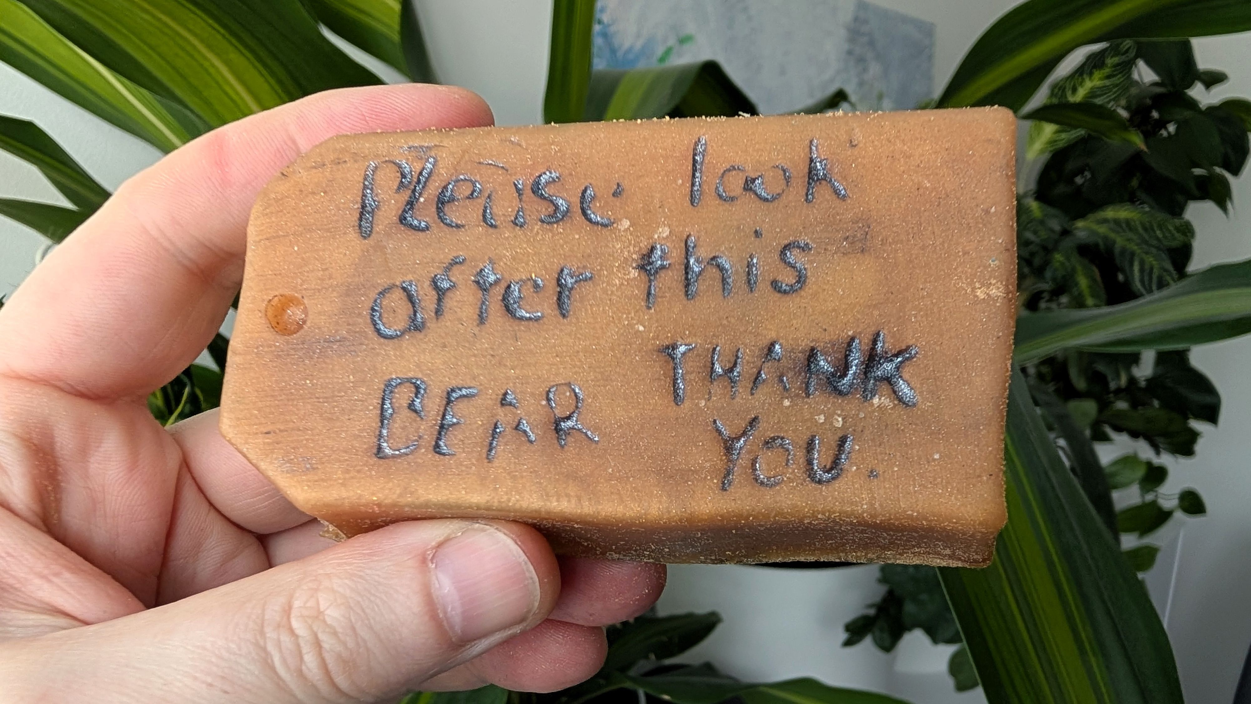 Es gibt Seifen und Schaumartikel, die optisch an Sandwiches oder das berühmte "Koffer-Etikett" des Bären angelehnt sind.