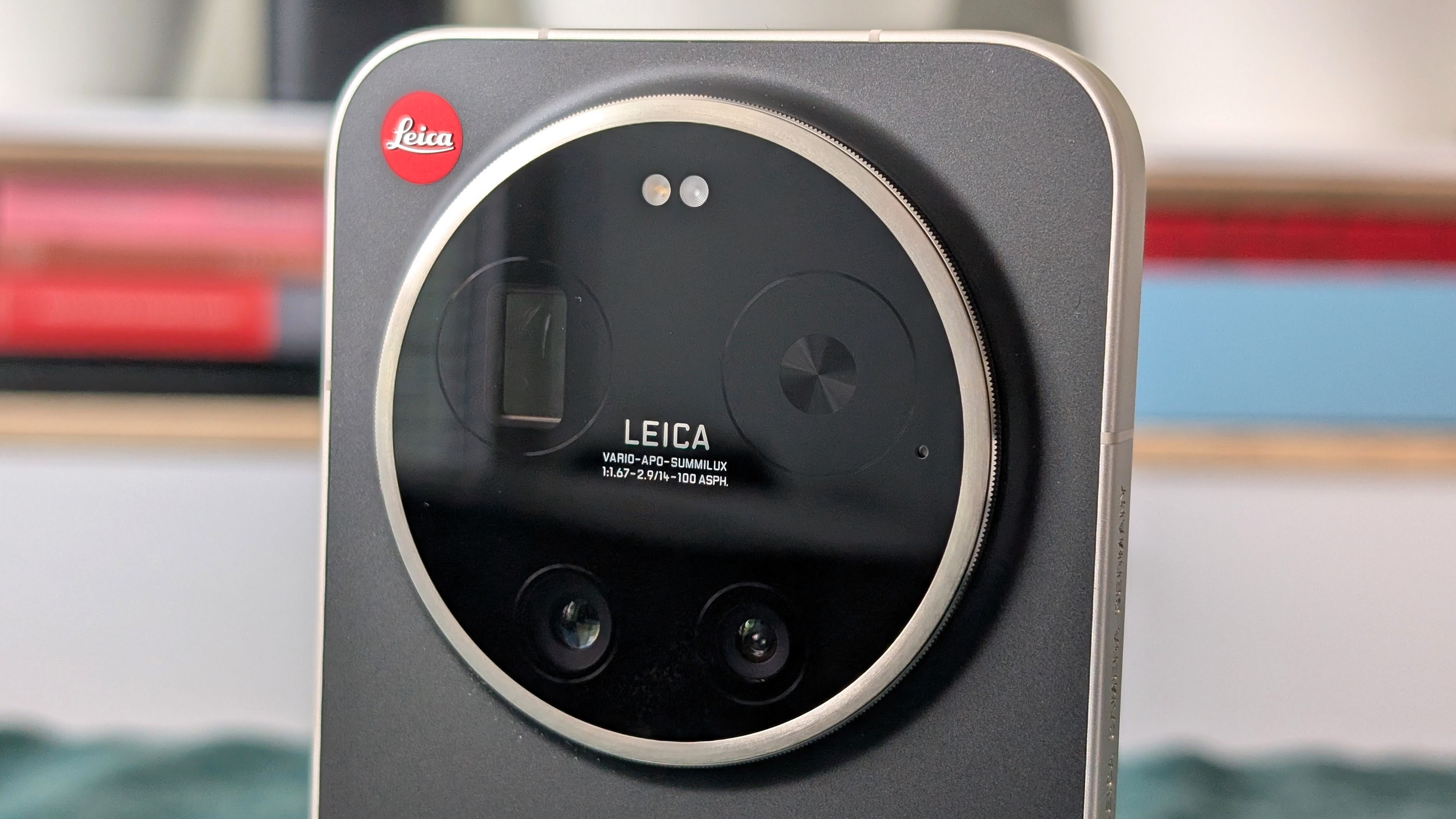 Der Zoom-Ring erinnert an Fokusringe klassischer Leica-Objektive und ermöglicht die Steuerung von Zoom, Fokus und Belichtung.