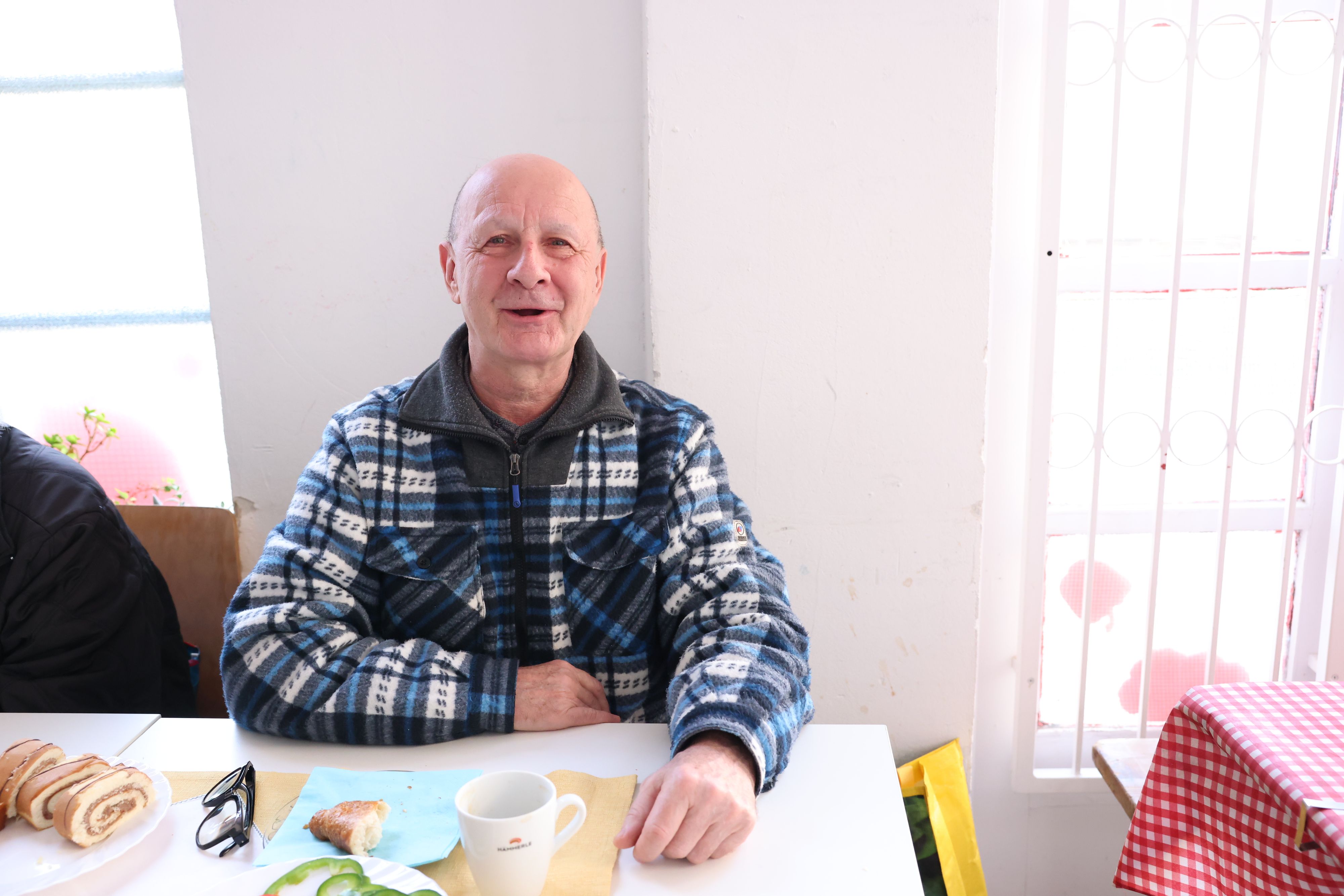 Der Wiener Pensionist freut sich über die neue Plauderecke im Sozialmarkt Böckhgasse.