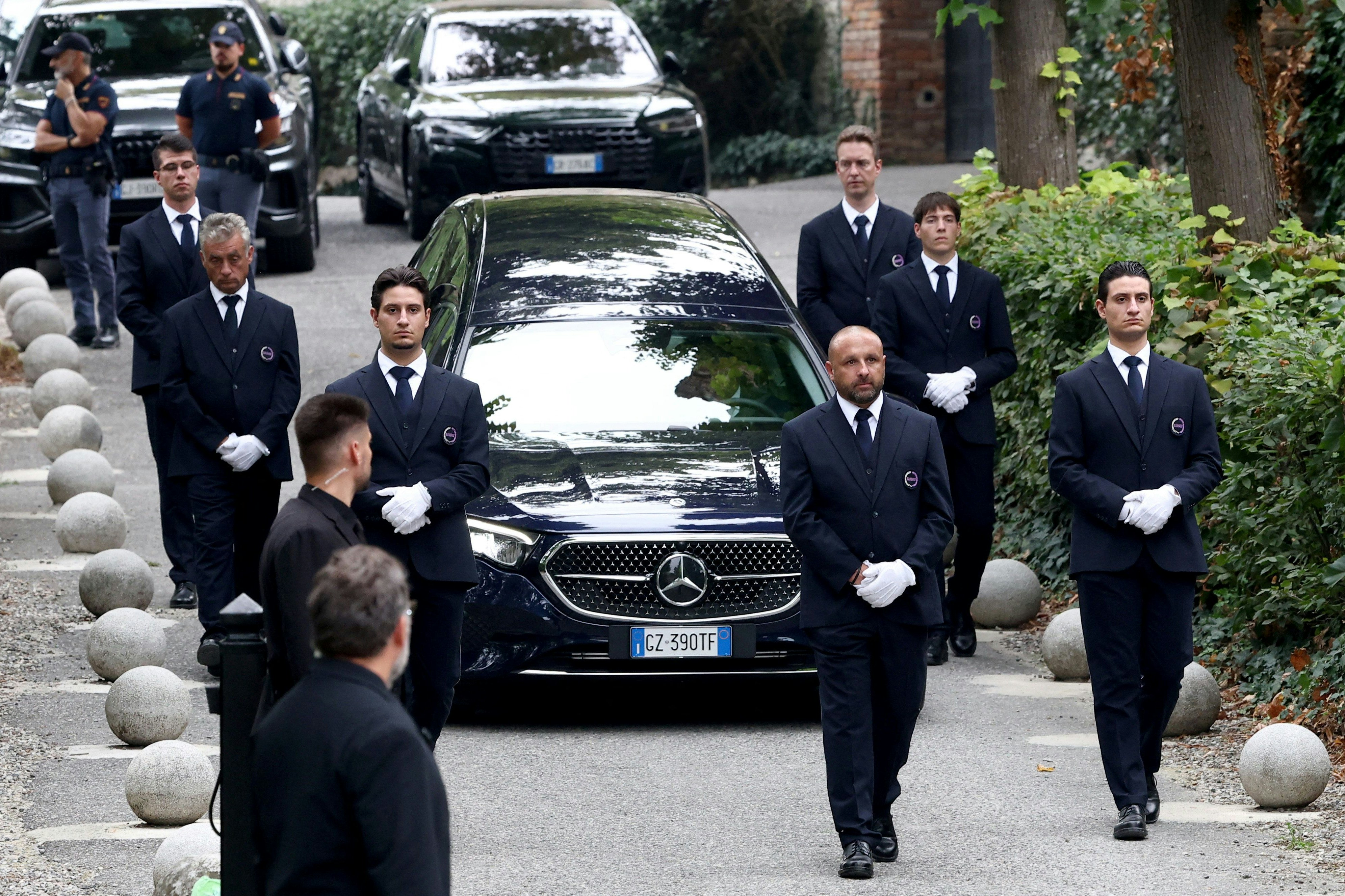 Der Leichenwagen mit dem Sarg des verstorbenen italienischen Modedesigners Giorgio Armani verlässt am 8. September 2025 nach seiner privaten Trauerfeier die Kirche San Martino in Rivalta, Italien