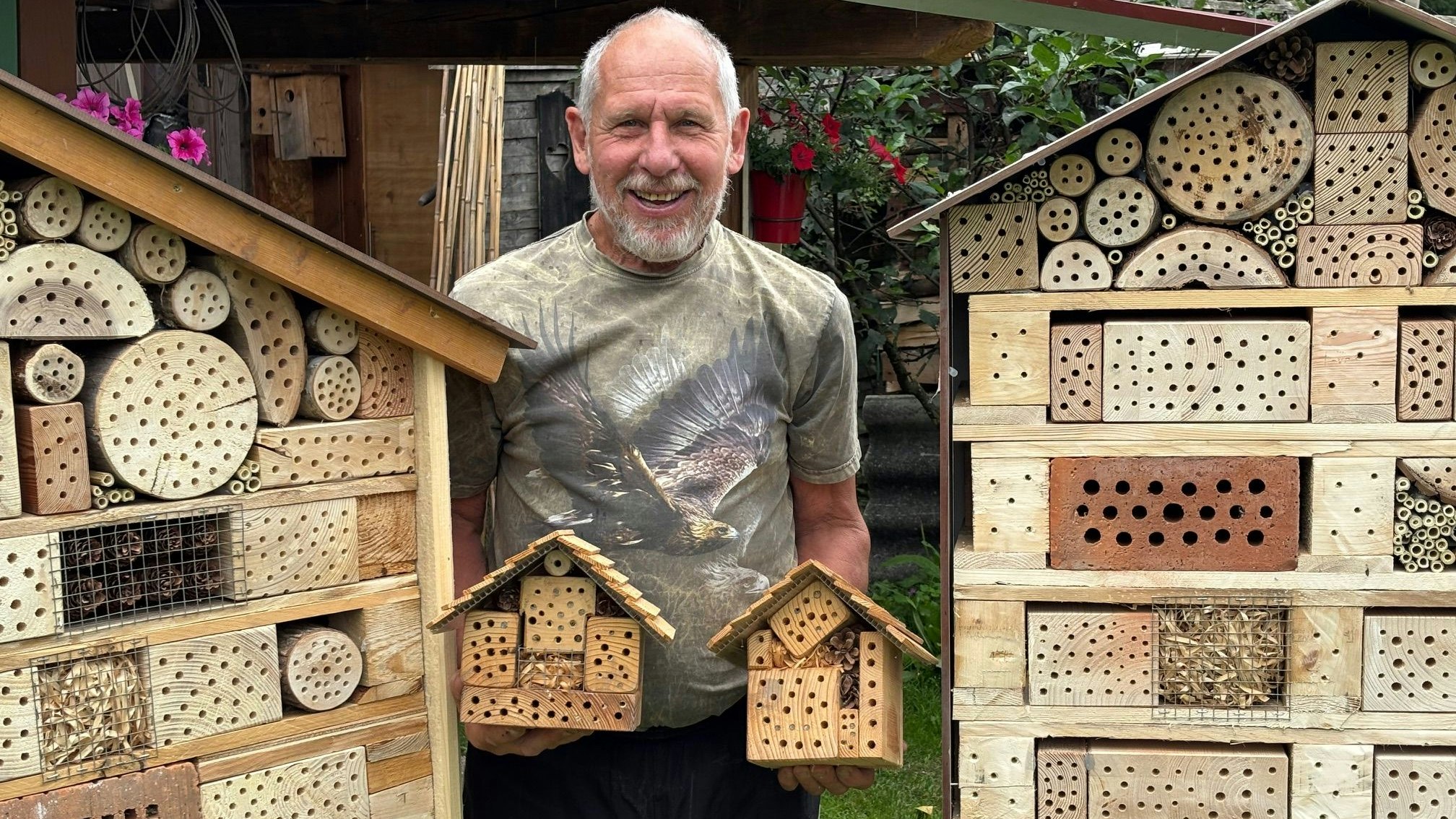 Der gelernte Tischler bastelt auch kleinere Insektendomizils.