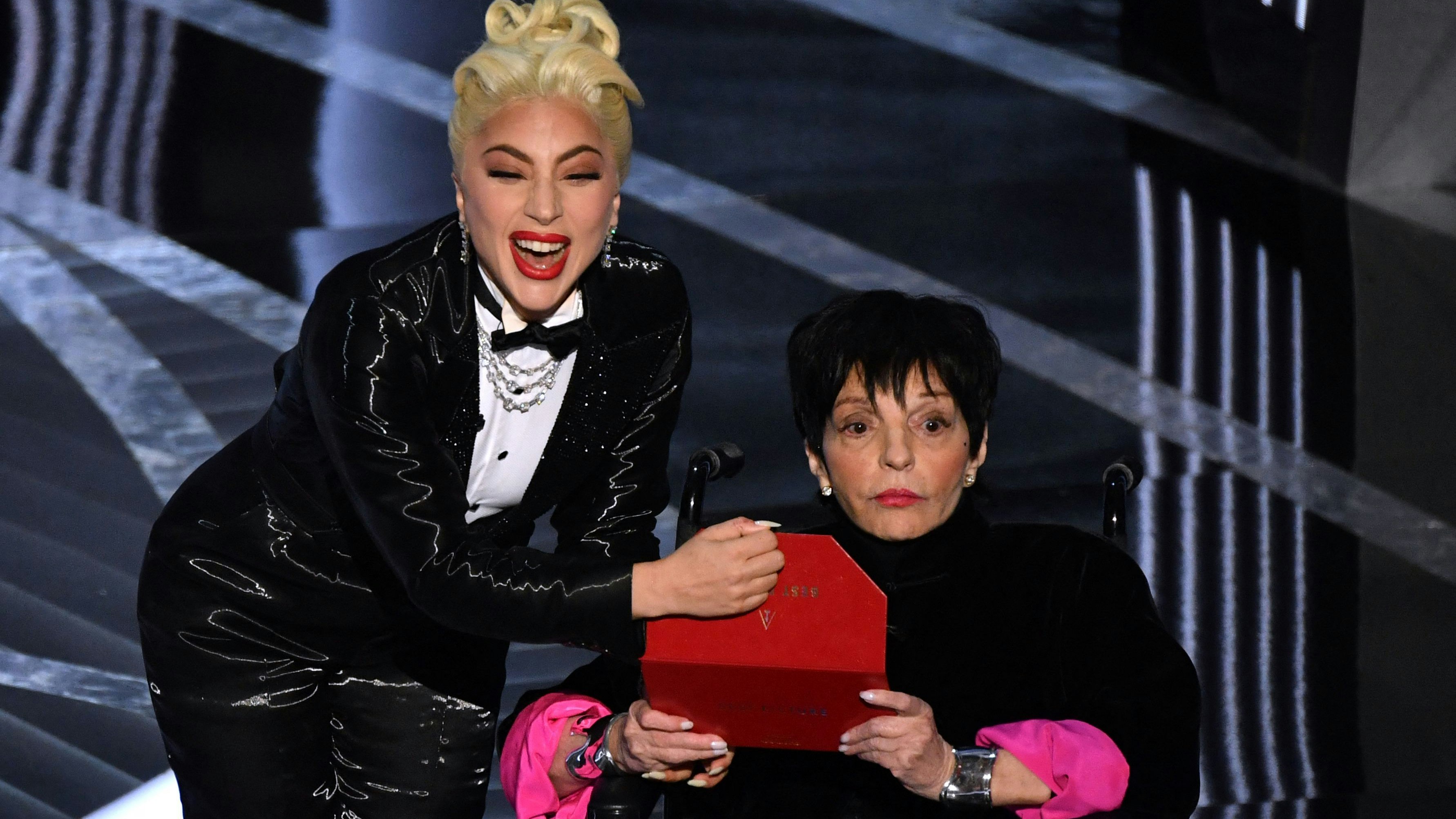 Liza Minnelli sitzt wohl gegen ihren Willen hier.