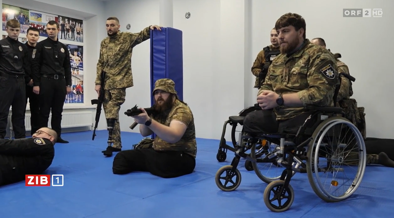 Der 25-jährige Veteran <strong>Marko Kondratjuk</strong> (2.v.l.) vermittelt jungen Rekruten die Realität des Kriegseinsatzes.