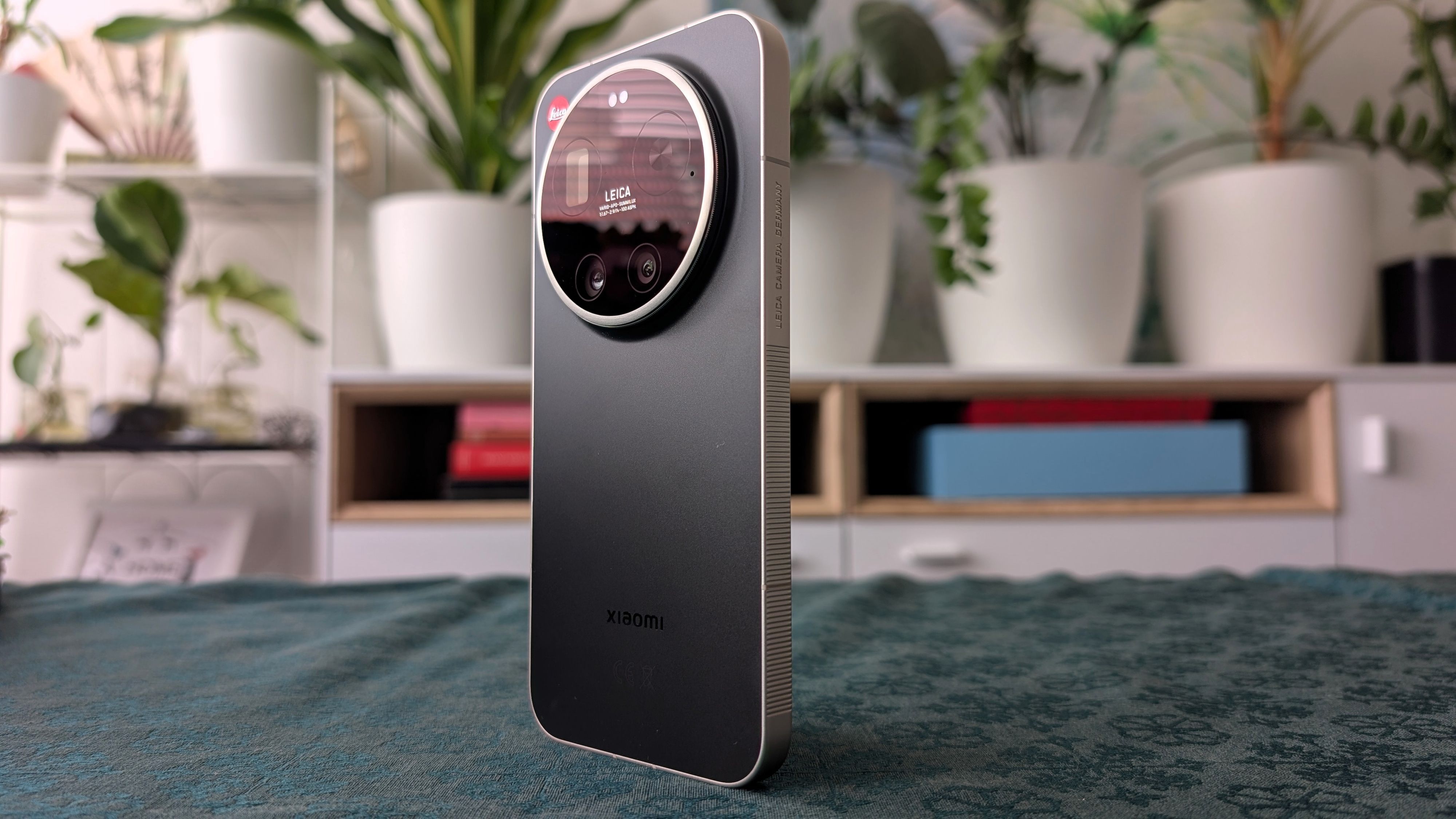 Die Rückseite des Leitzphone ist mit verstärkten Kunststoffflächen versehen, die den Eindruck eines Sammlerstücks erzeugen.