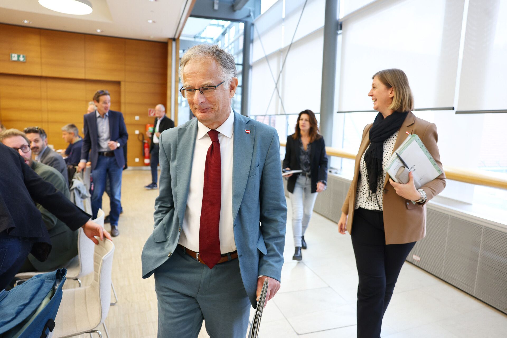 Finanzminister Markus Marterbauer (SPÖ) gefolgt von Staatssekretärin Barbara Eibinger-Miedl (ÖVP) im Rahmen eines Pressegesprächs. 