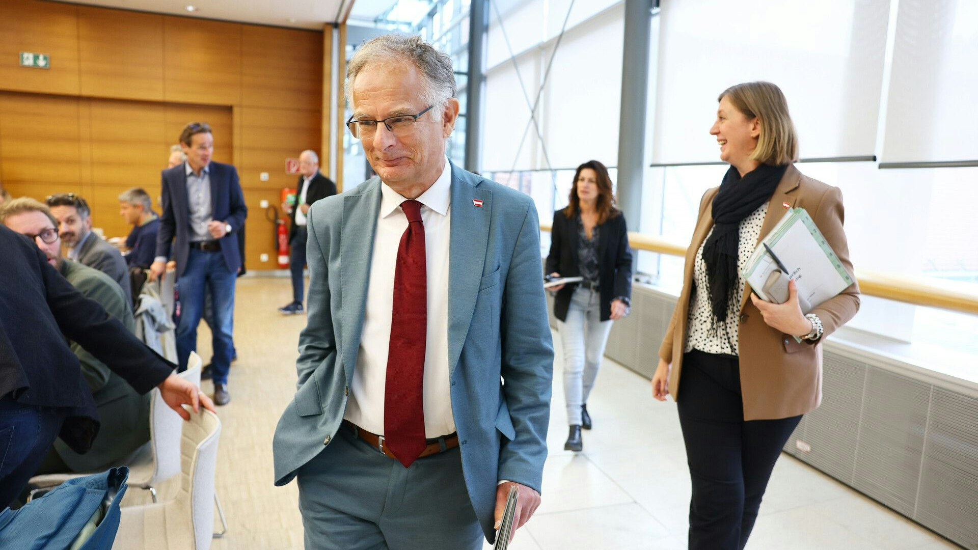 Finanzminister Markus Marterbauer (SPÖ) gefolgt von Staatssekretärin Barbara Eibinger-Miedl (ÖVP) im Rahmen eines Pressegesprächs. 
