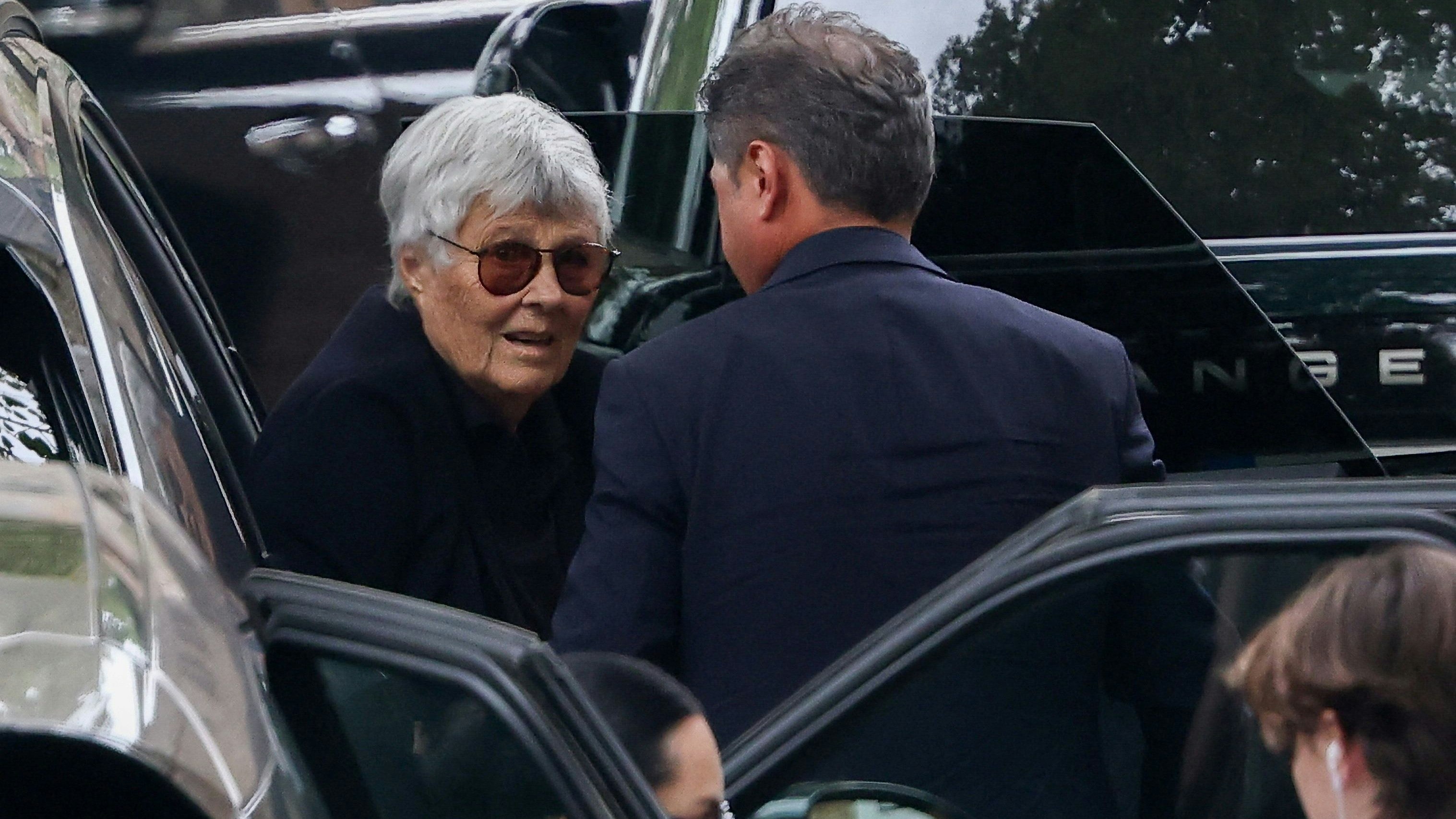 Rosanna Armani, die Schwester des Designers, am Begräbnis – sie gehört zum Kreis der Erben