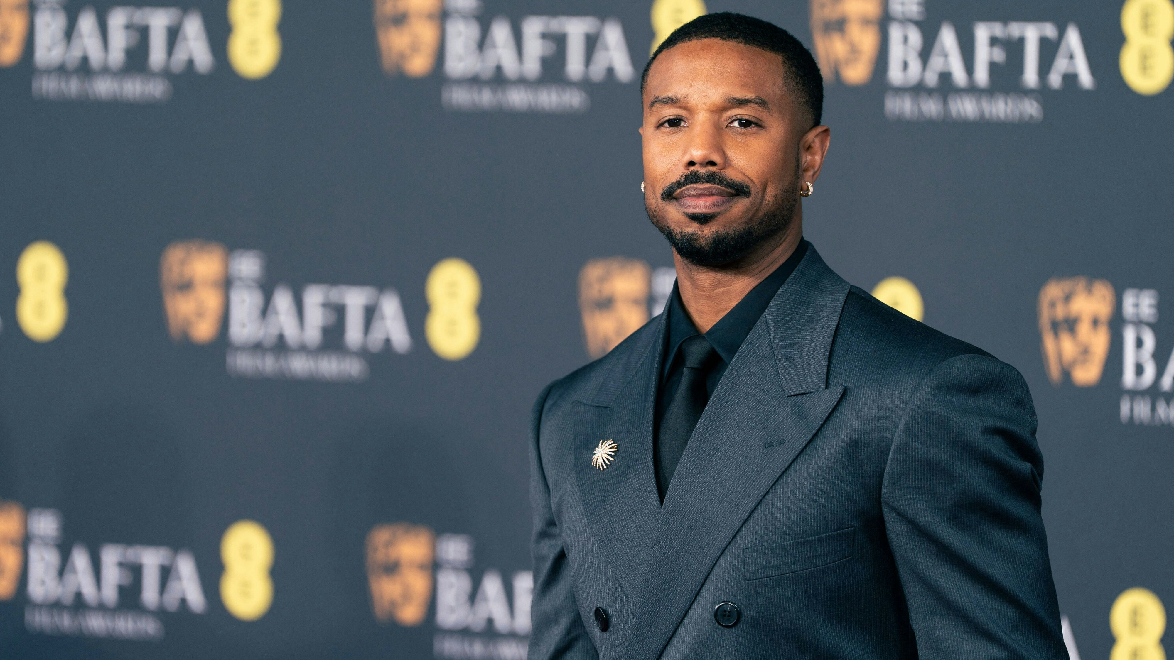 Michael B. Jordan stand gemeinsam mit Schauspieler Delroy Lino bei der Verleihung der britischen Filmpreise während der Zwischenrufe auf der Bühne.