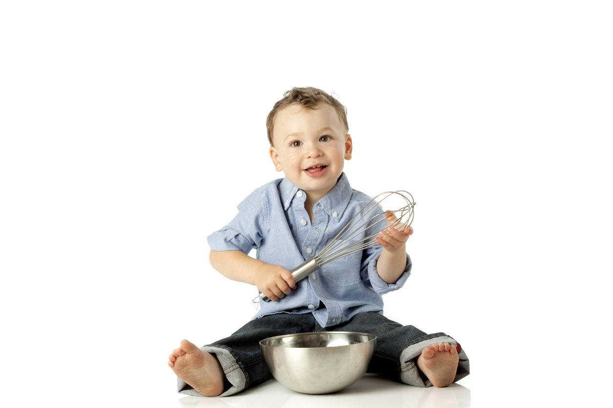 Unbekannte Alltagsgegenstände ziehen Kleinkinder länger in ihren Bann als vertraute Spielsachen.