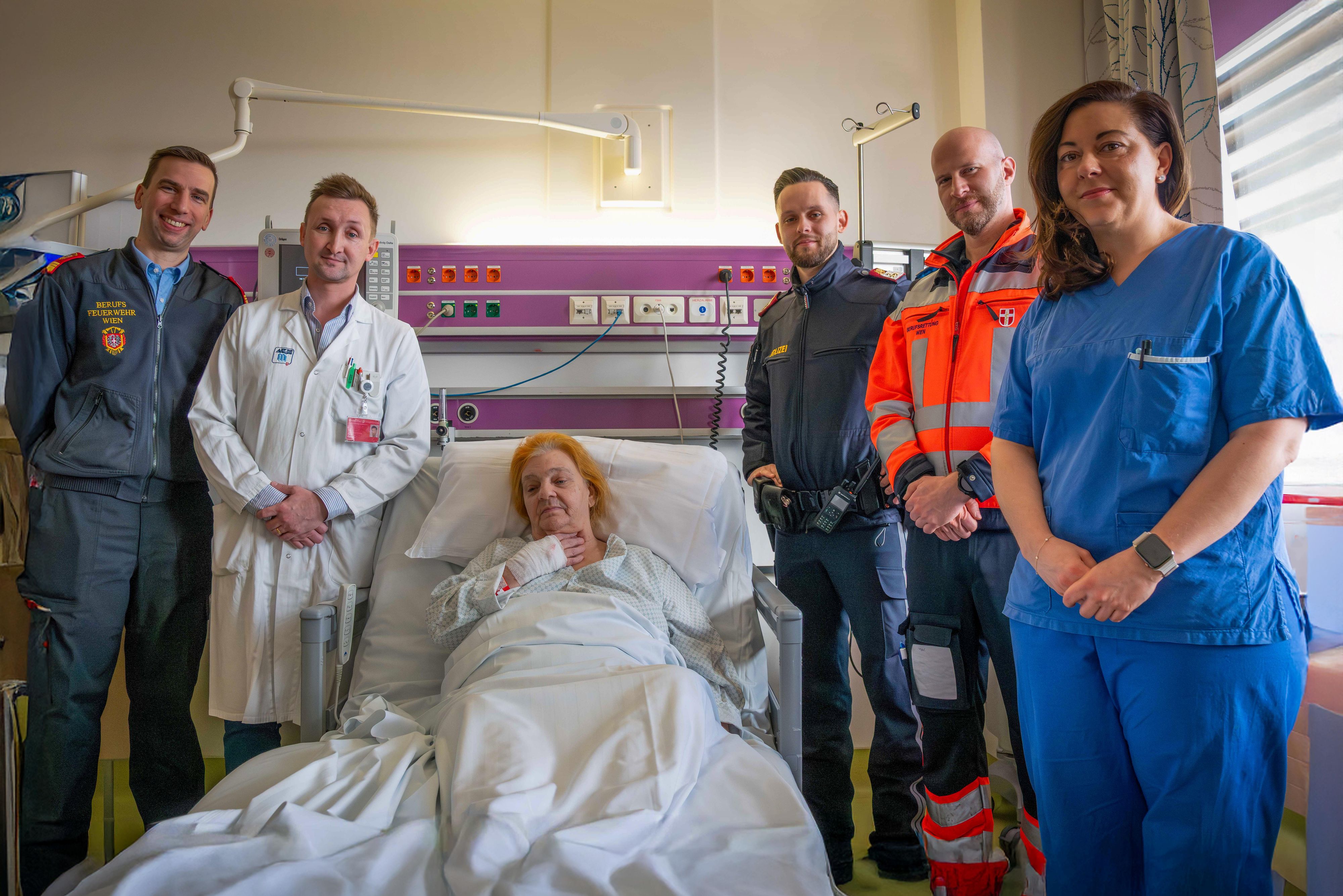 Durch hervorragende Zusammenarbeit der Einsatzkräfte konnte einer Frau das Leben gerettet werden. Die Liesinger Polizisten Richard S. und Markus D. trafen als erste Blaulicht-Vertreter in der Wohnung ein.