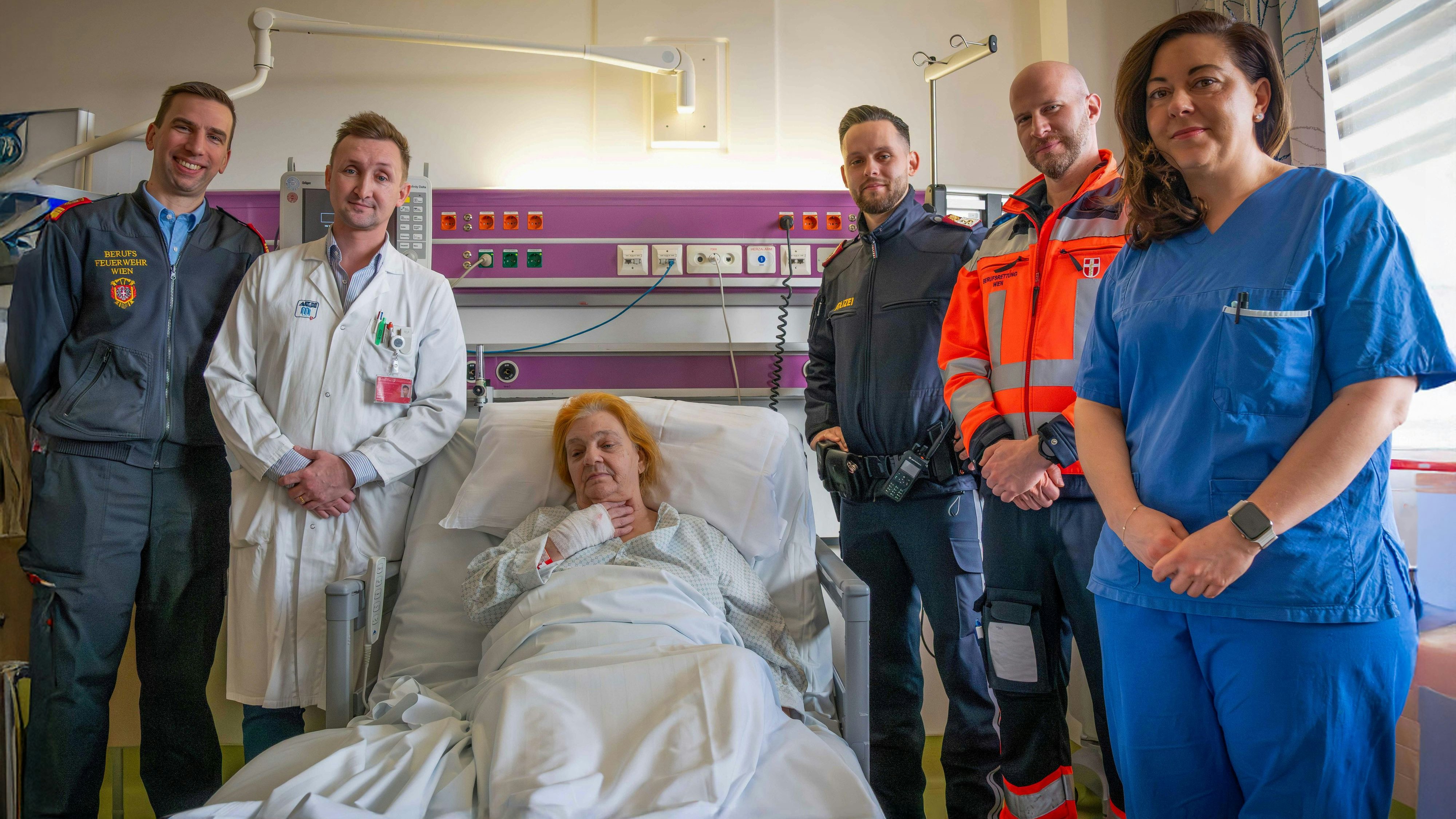 Durch hervorragende Zusammenarbeit der Einsatzkräfte konnte einer Frau das Leben gerettet werden. Die Liesinger Polizisten Richard S. und Markus D. trafen als erste Blaulicht-Vertreter in der Wohnung ein.