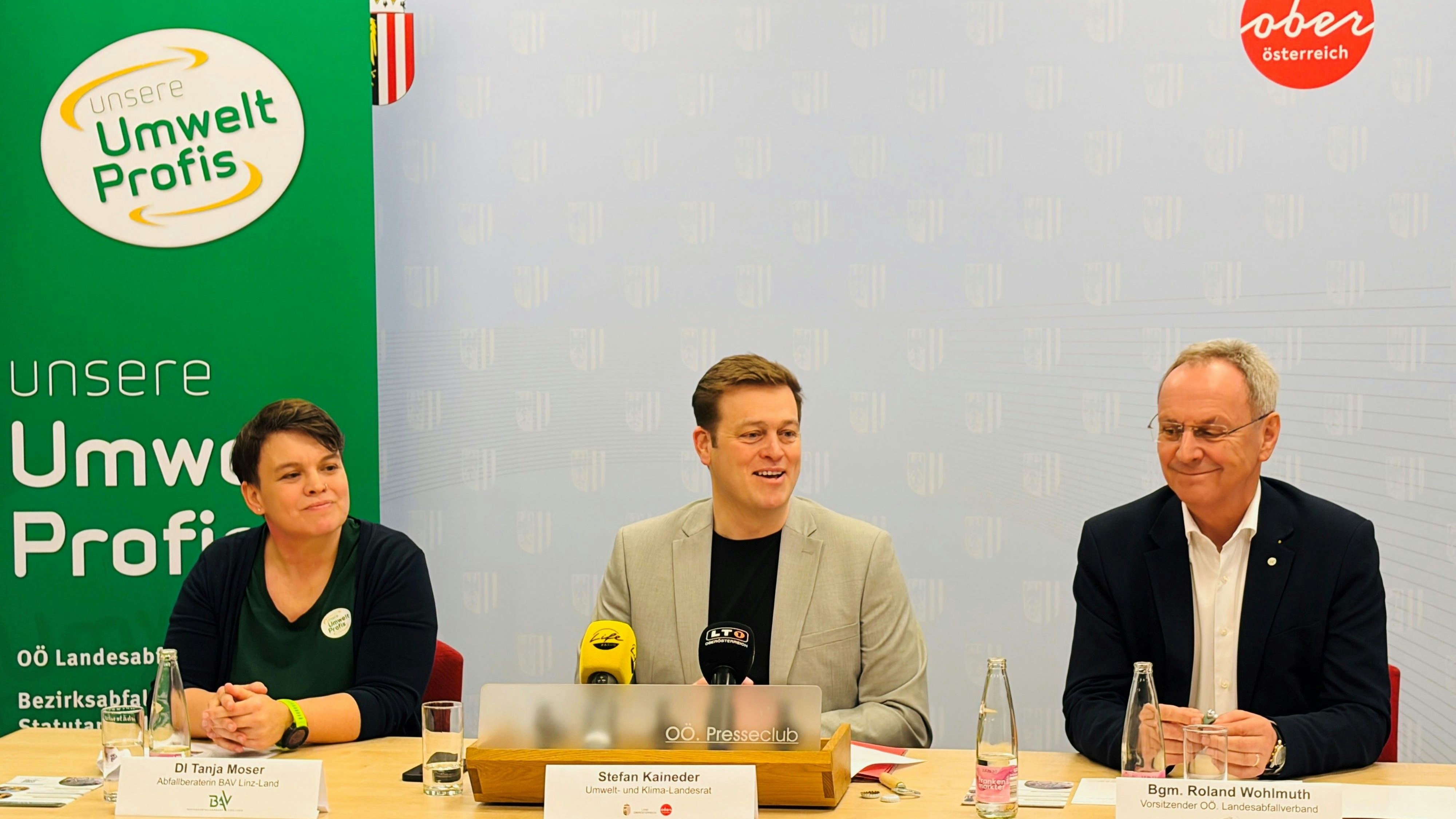 Tanja Moser (Abfallberaterin BAV Linz-Land), Landesrat Stefan Kaineder und Bgm. Roland Wohlmuth (Vorsitzender OÖ. Landesabfallverband) präsentierten die neue Abfallberatungs-Online-Plattform für Pädagoginnen und Pädagogen. 