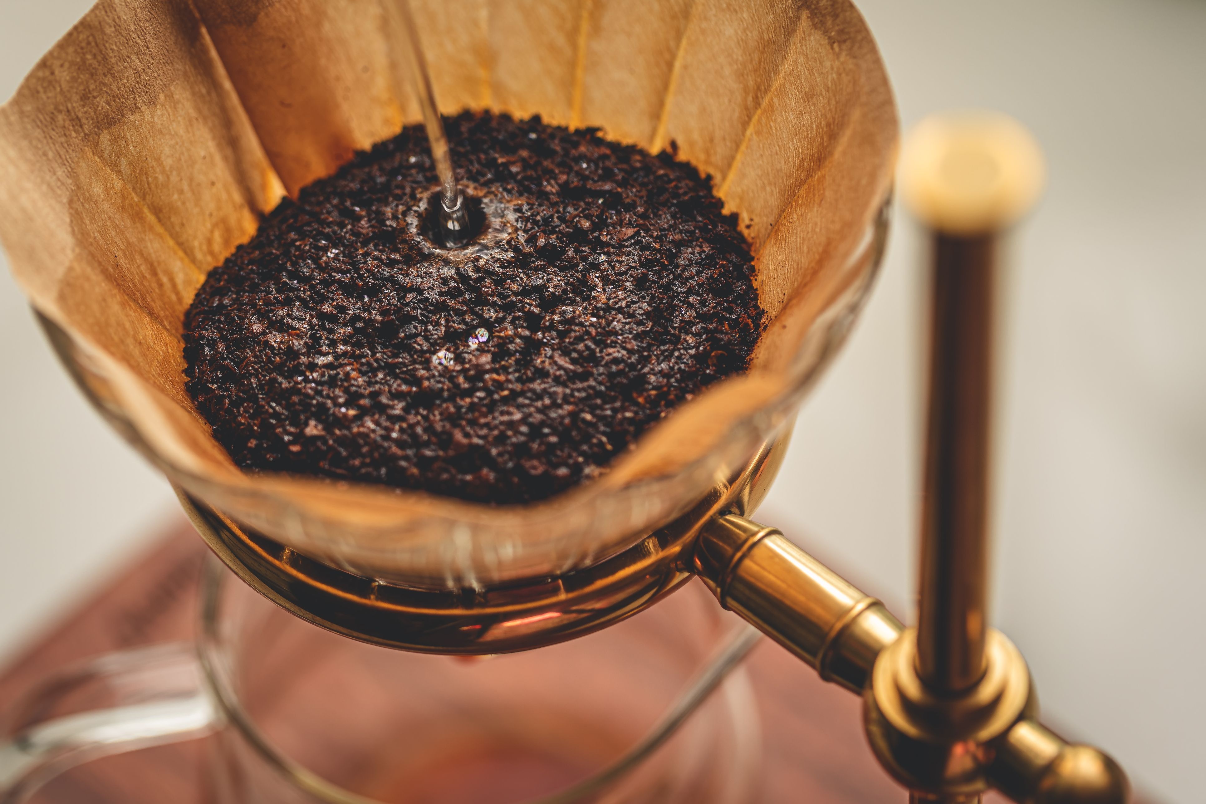 Gerade die glatte Oberfläche des Kaffeefilters eignet sich hervorragend, um Staub aufzunehmen.