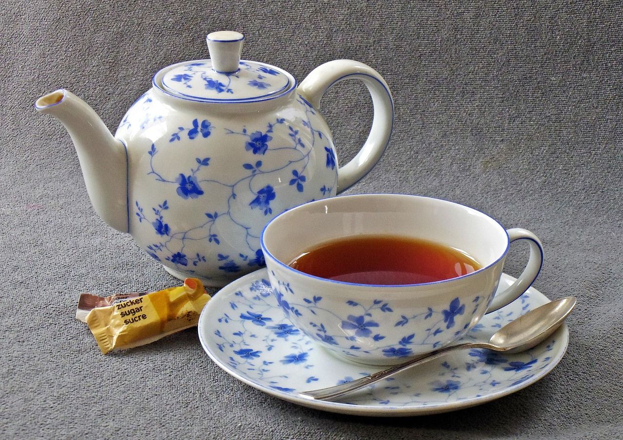 Teetasse mit Teekanne und Zucker - Das Getränk der Gesundheit