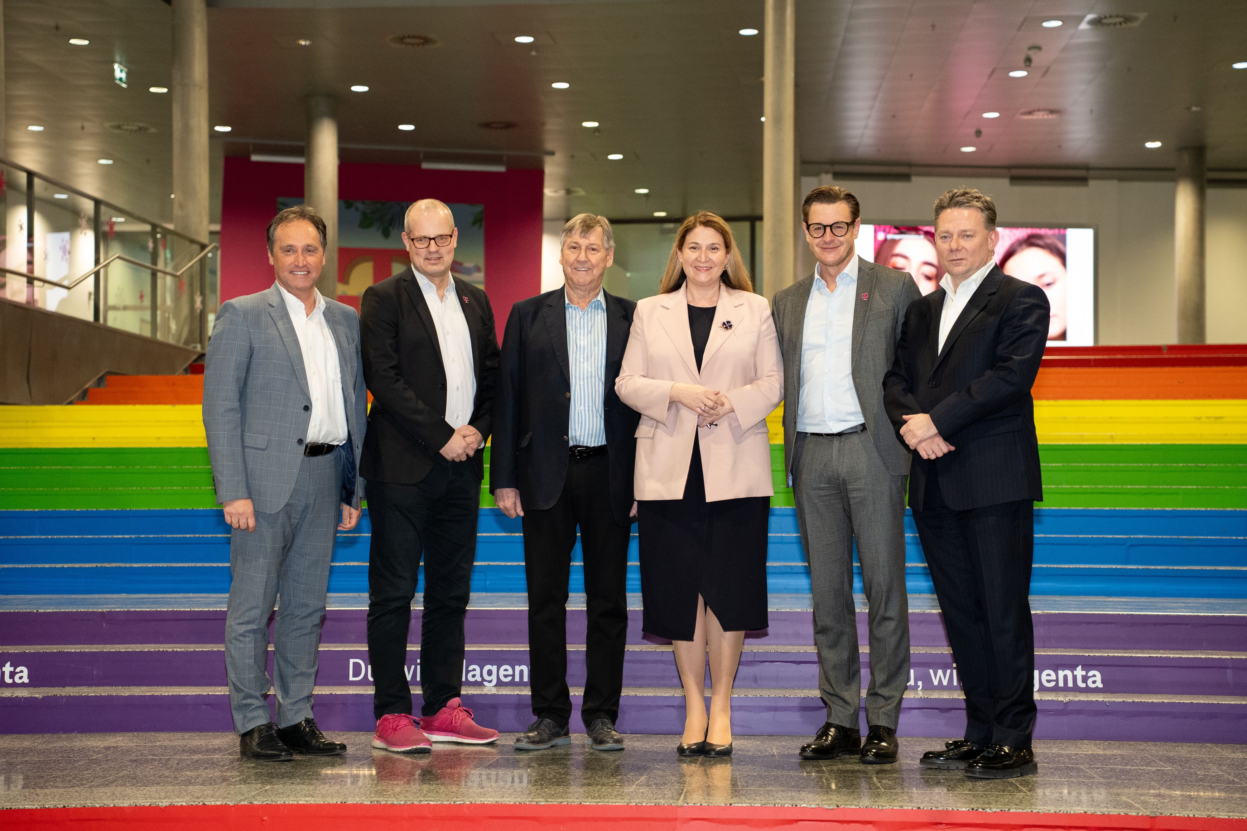 Werner Kraus (CCO B2B Magenta), Volker Libovsky (CTIO Magenta), Erich Hohenberger (Bezirksvorsteher Wien-Landstraße), Barbara Novak (Wirtschafts- und Digitalisierungsstadträtin), Thomas Kicker (CEO Magenta), Marcin Kotlowski (CEO Wien Holding Media GmbH).