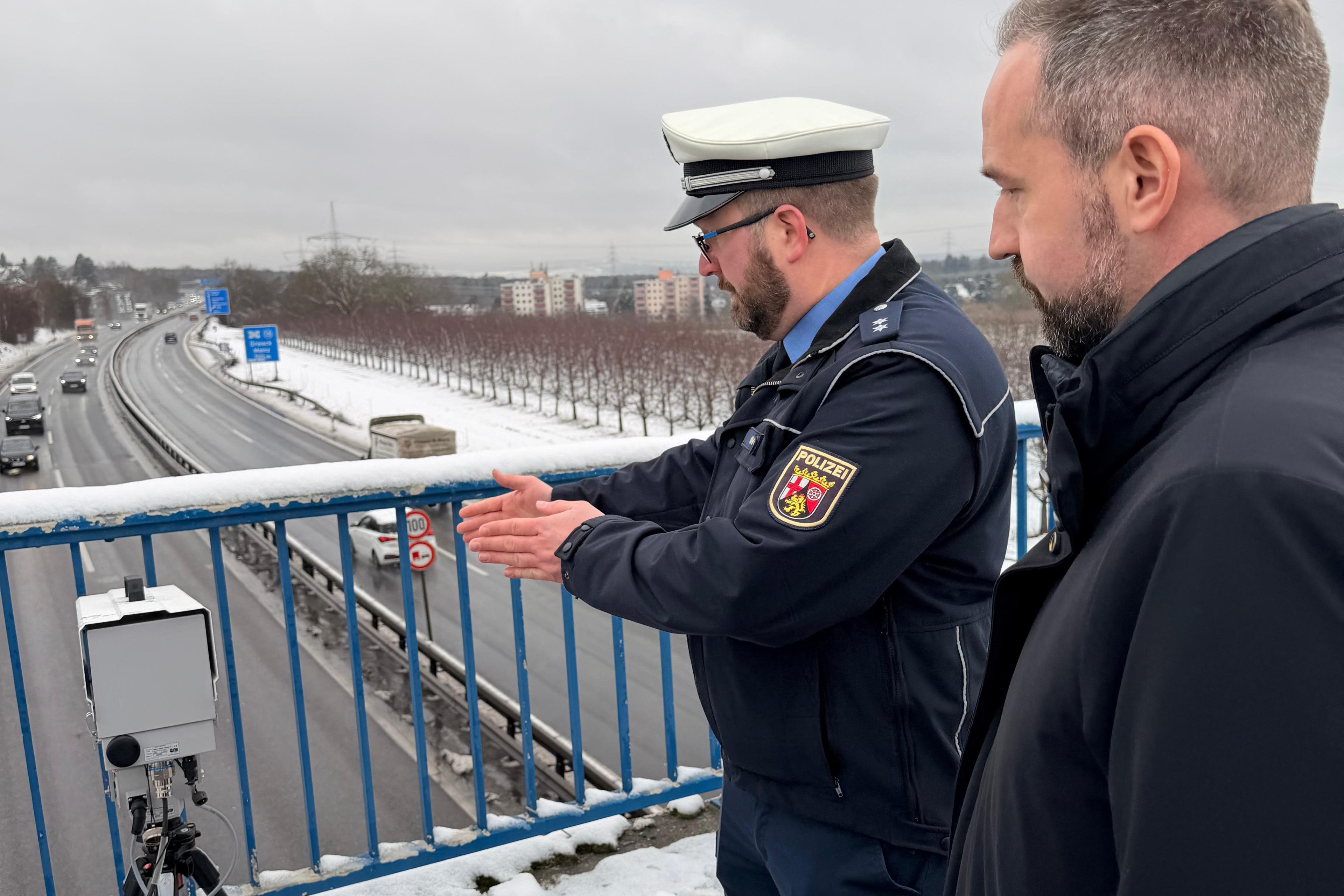 Ein Rheinland-pfälzischer Hauptkommissar erklärt Salzburgs Verkehrslandesrat Stefan Schnöll die Funktionsweise des Handyblitzers.