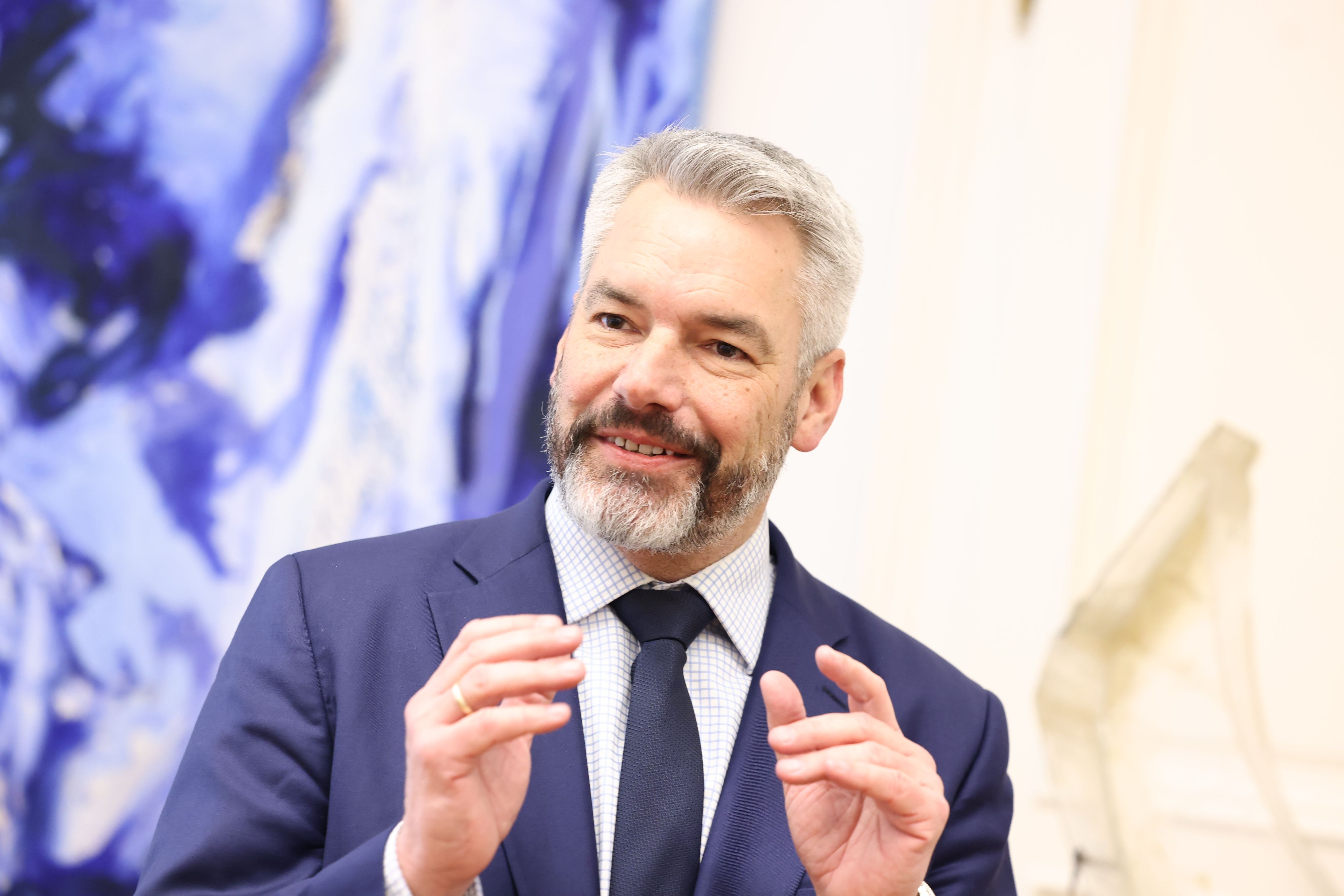 Optisch und beruflich verändert: Ex-Kanzler Karl Nehammer