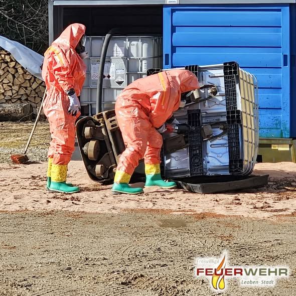 Die Einsatzkräfte kümmerten sich um das Problem.