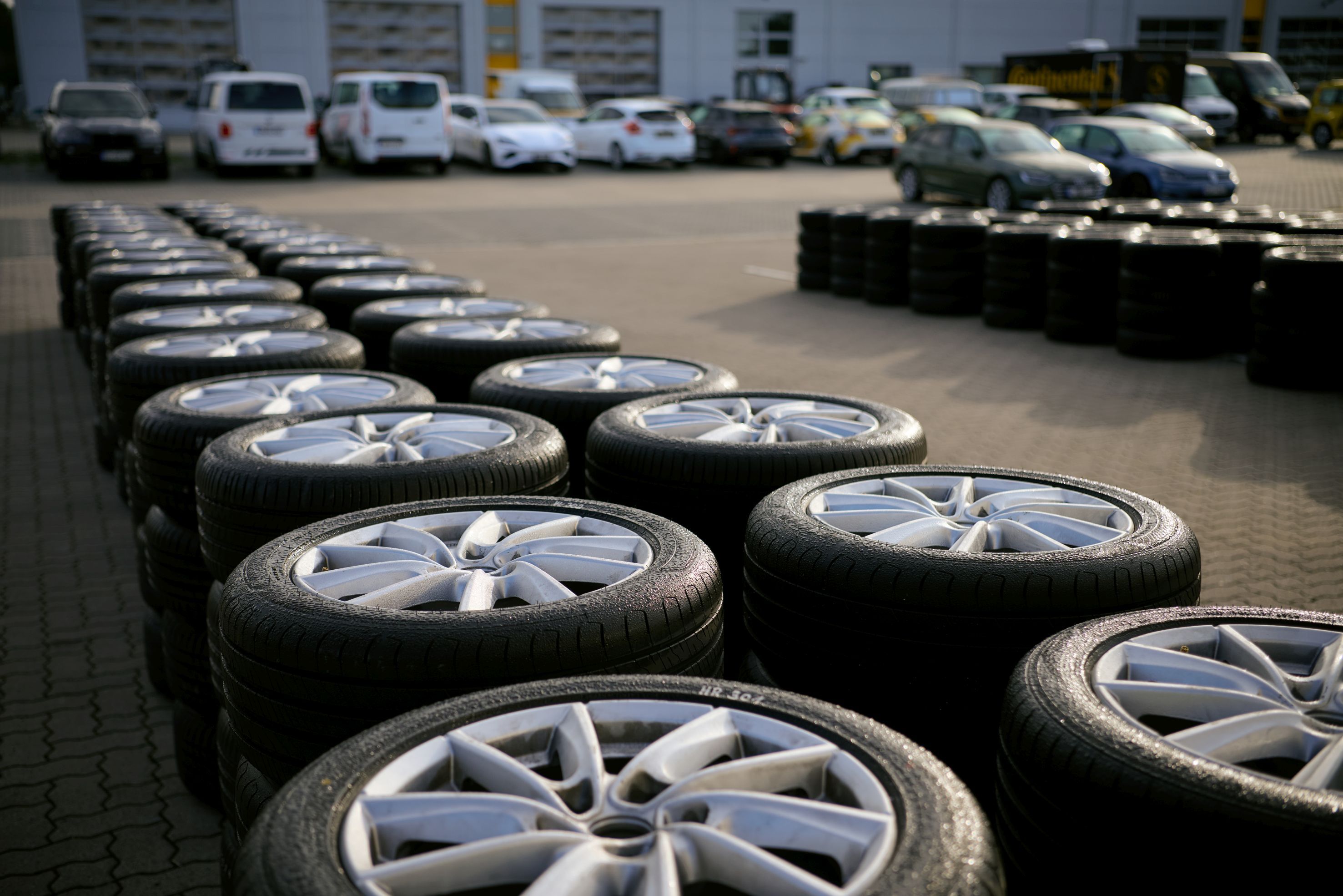 Der ÖAMTC nahm 16 Sommer-Reifenmodelle genauer unter die Lupe.