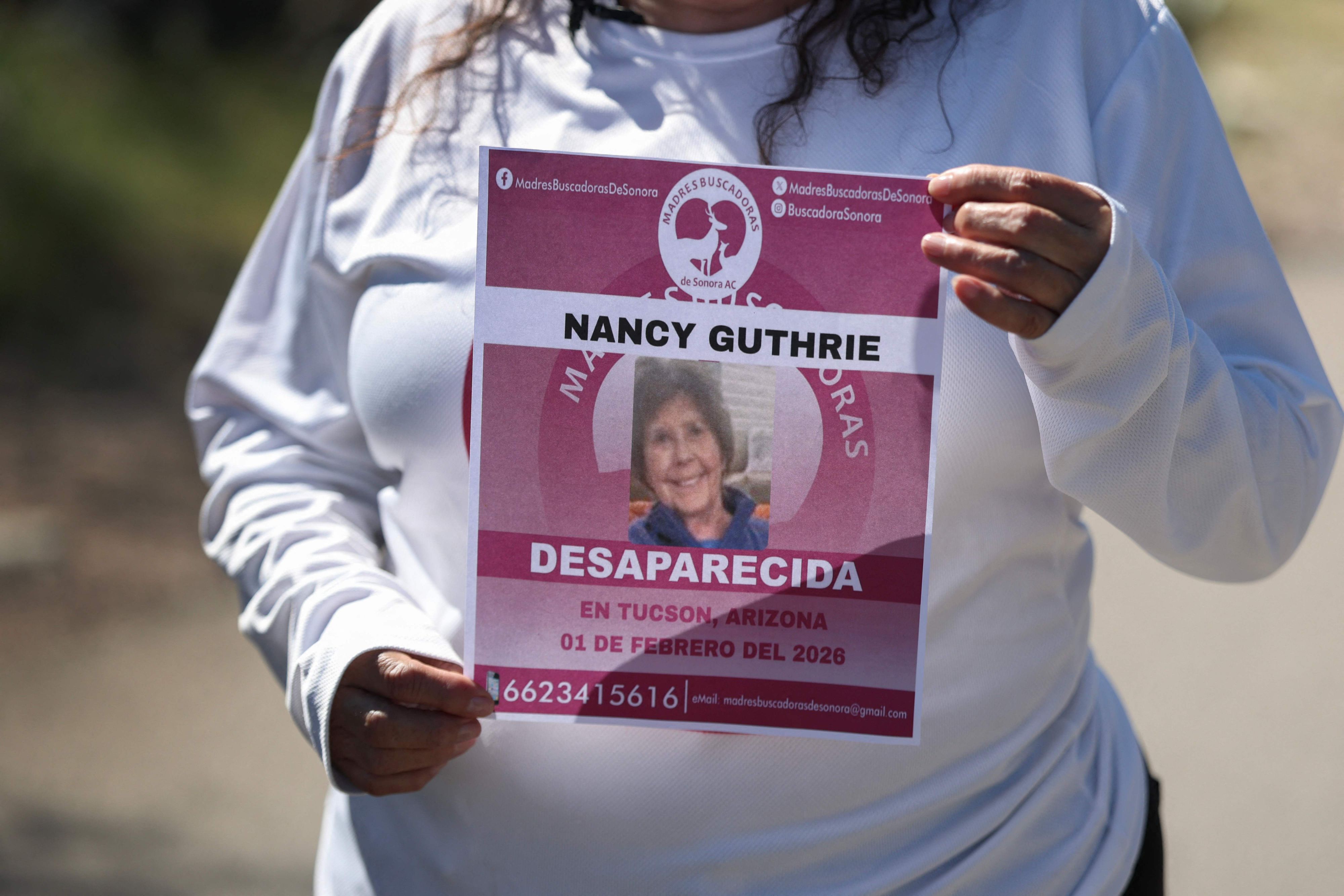 Mit Flyern wird mittlerweile in mehreren Bundesstaaten nach Nancy Guthrie gesucht. Auch auf Spanisch, Mexiko ist hier nur einen Steinwurf weit entfernt