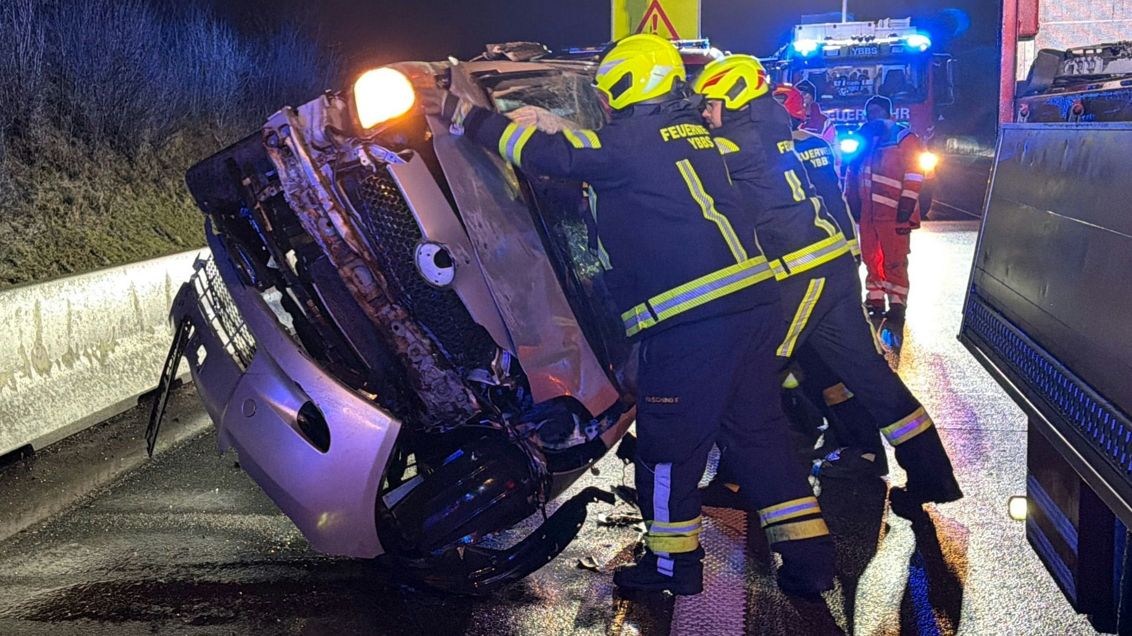 Am Dienstag überschlug sich ein Pkw auf der Autobahn A1.