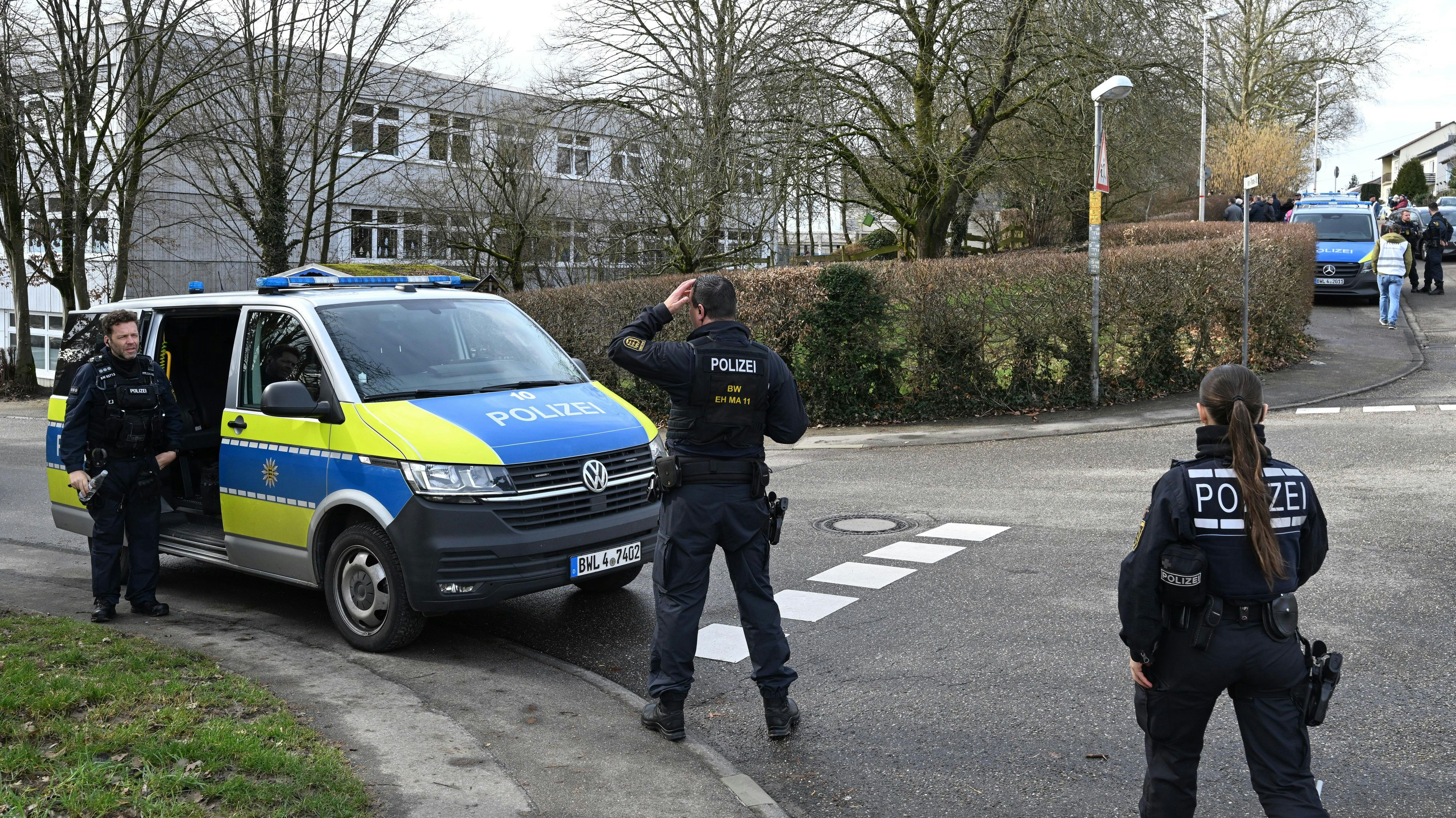Polizisten im Einsatz nach einem Messerangriff an einer Sonderschule in Bretten, Baden-Württemberg, am 23. Februar 2026.