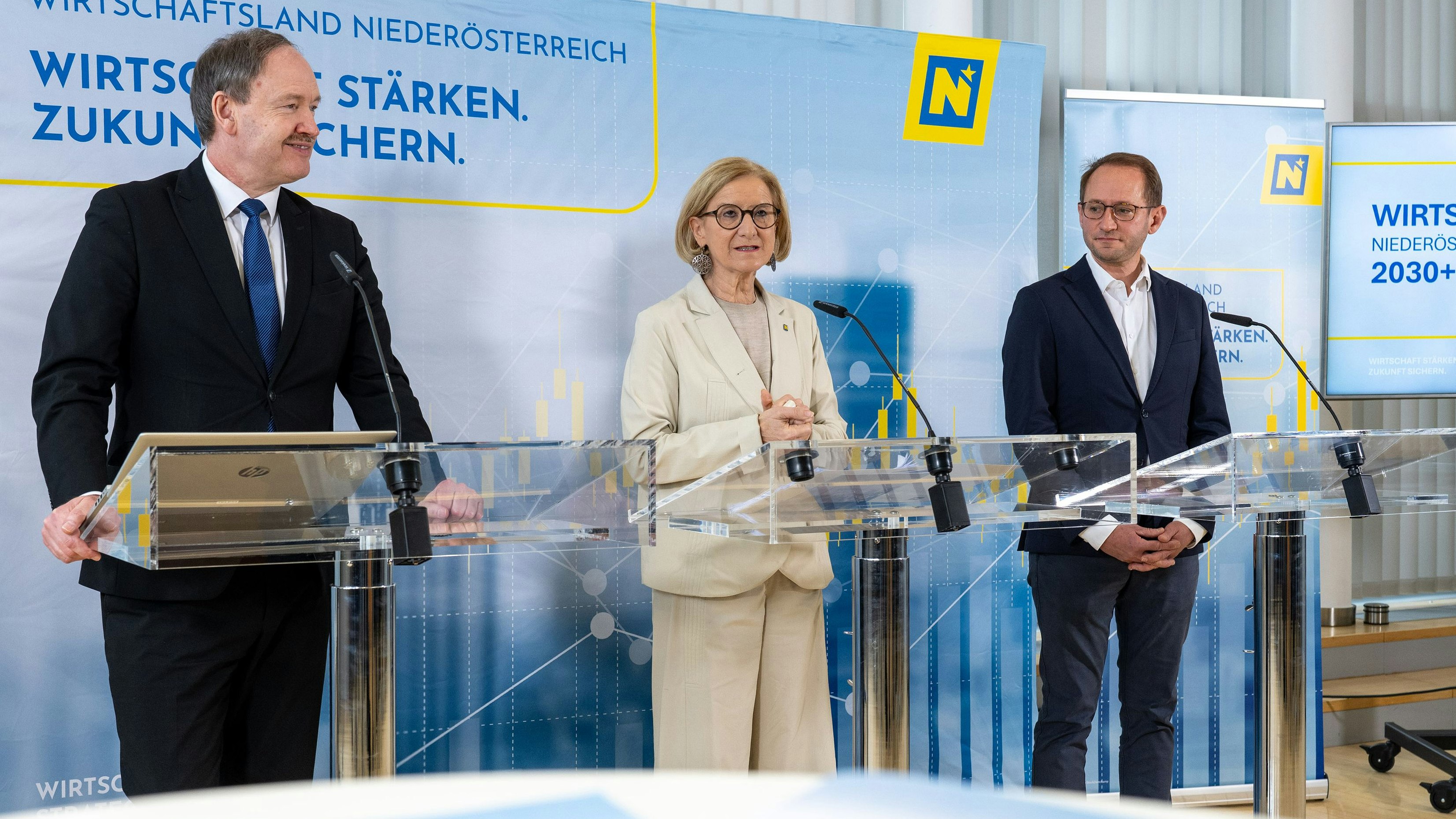 Landeshauptfrau Johanna Mikl-Leitner (M.), Wirtschaftsforscher Christian Helmenstein (l.) und Unternehmer Karl Winkler (r.)