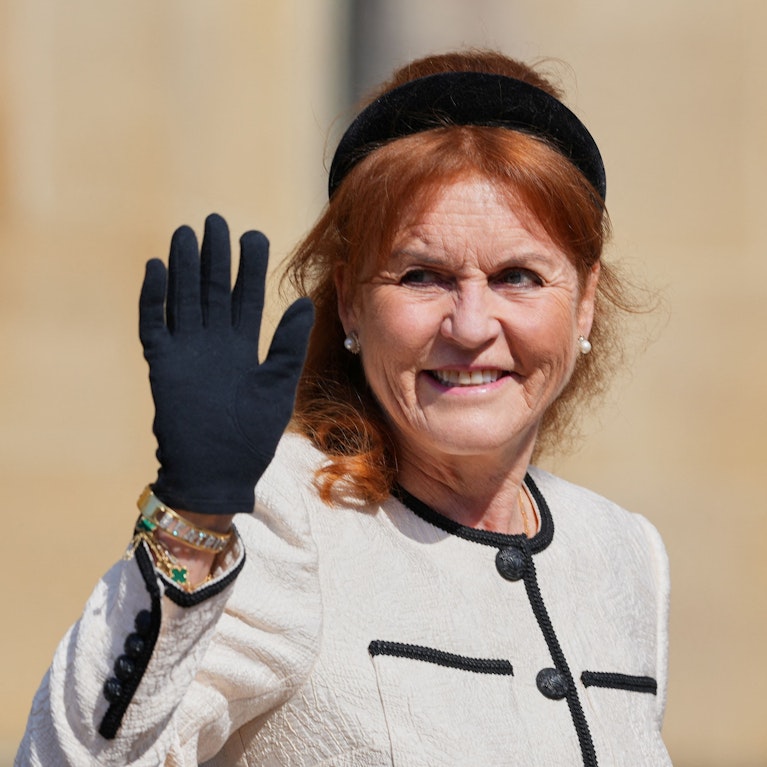 Sarah Ferguson, Ex-Frau von Andrew Mountbatten-Windsor, steht nach den Epstein-Enthüllungen mit 66 Jahren vor den Trümmern ihrer Existenz. Derzeit lotet sie in den Arabischen Emiraten ihre Möglichkeiten aus: "Ich muss wieder arbeiten – ich brauche Geld."